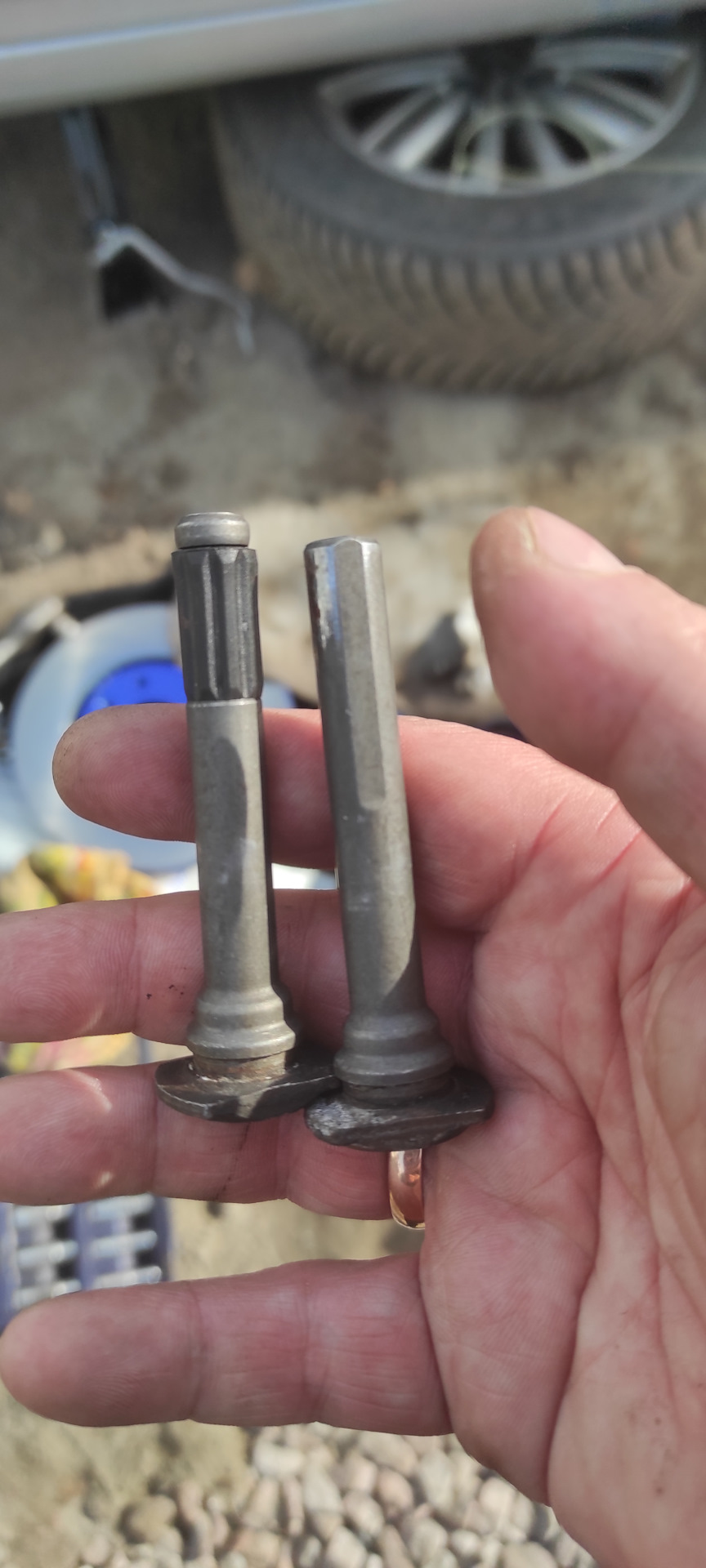 Не видел такого раньше, с резинкой какой-то, разные 🤔 если что с резинкой снизу. — Peugeot 408 (1G)