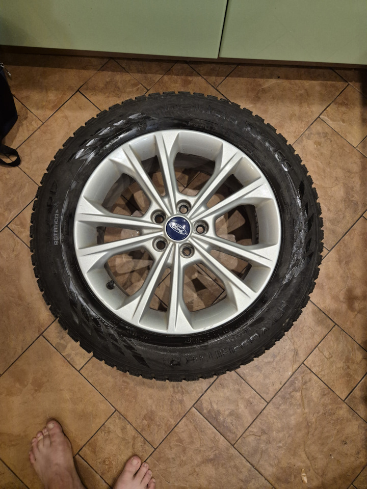 Шины зимние нешипованные Nokian 235/55 R17, литые диски Ford 17 на Ford Kuga (2G). Б/у | 60 000 ₽ в городе Москва | DRIVE2