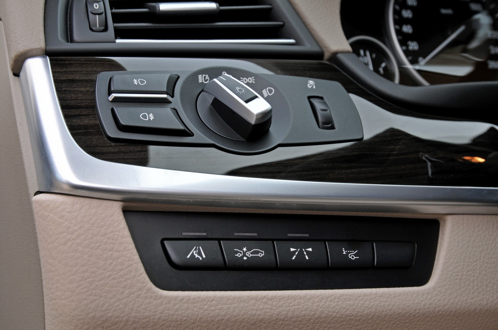 Ассистенты bmw. Кнопки проекции BMW f10. Кнопка ассистент BMW f25. BMW f10 ассистенты кнопки. Кнопки на панели управления BMW f30.