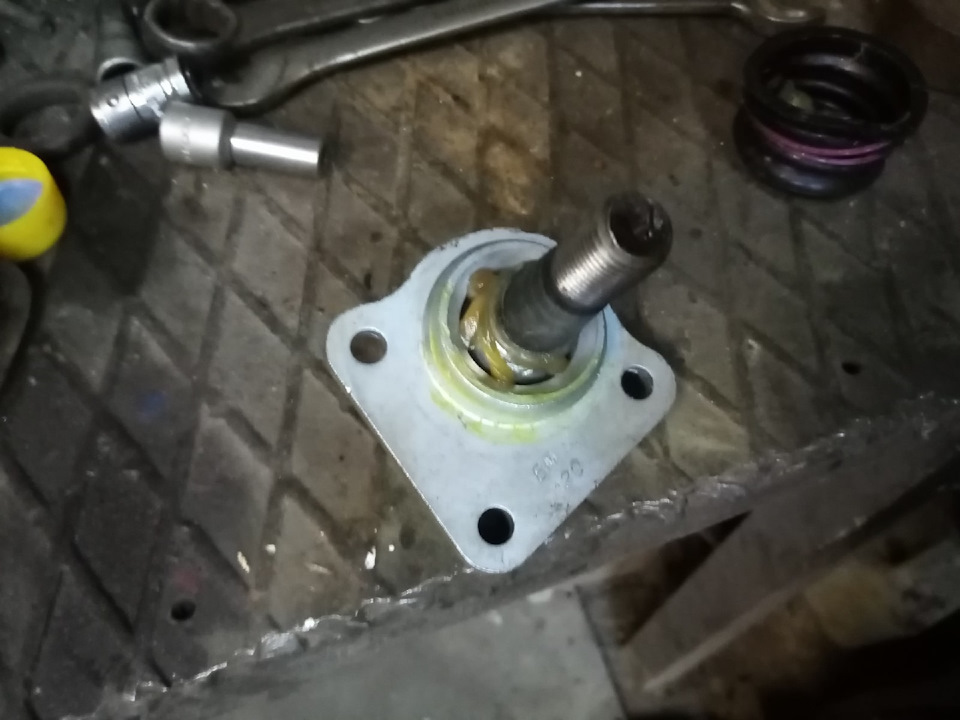 проставка под шаровую и ставим нижнею шаровую от шевика — Lada 4x4 3D ...