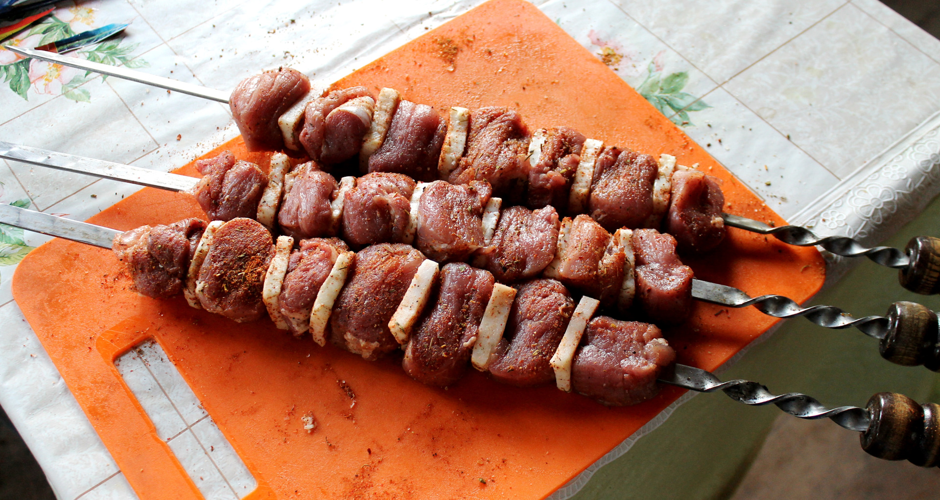 Шашлык из свиного языка на мангале рецепт с фото
