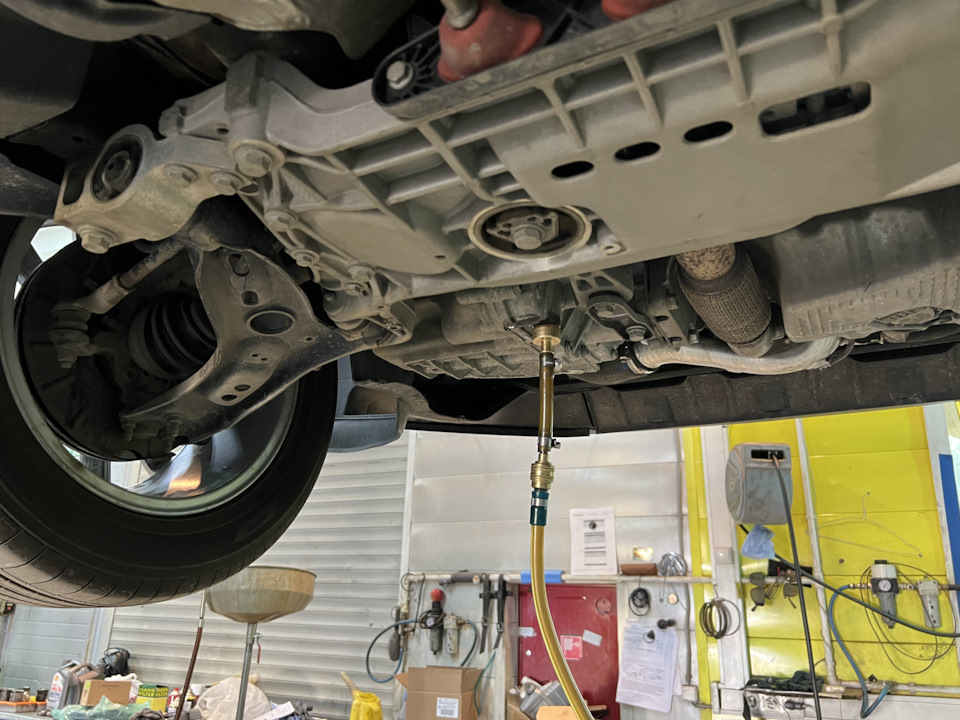 Замена масла в коробке DSG — Volkswagen Tiguan (1G), 1,4 л, 2016 года ...