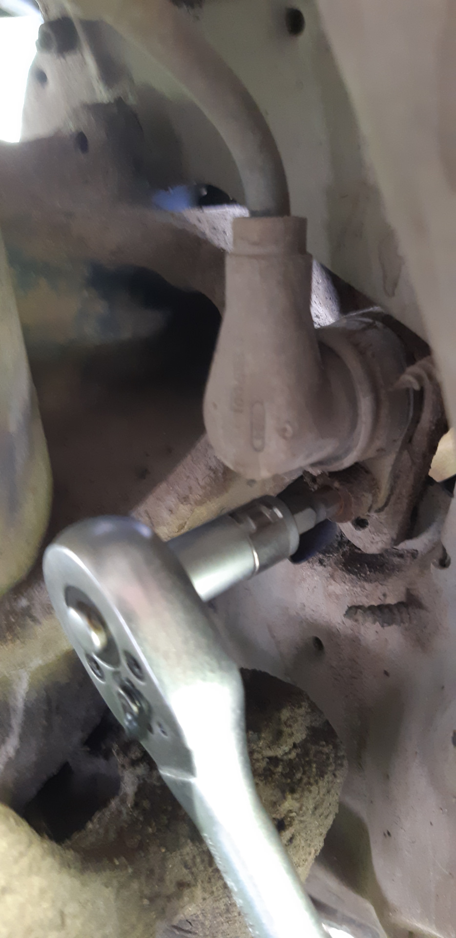 5 Снимаем датчик abs, открутив болт с цилиндрической головкой M6X12 — BMW 5 series (E34)