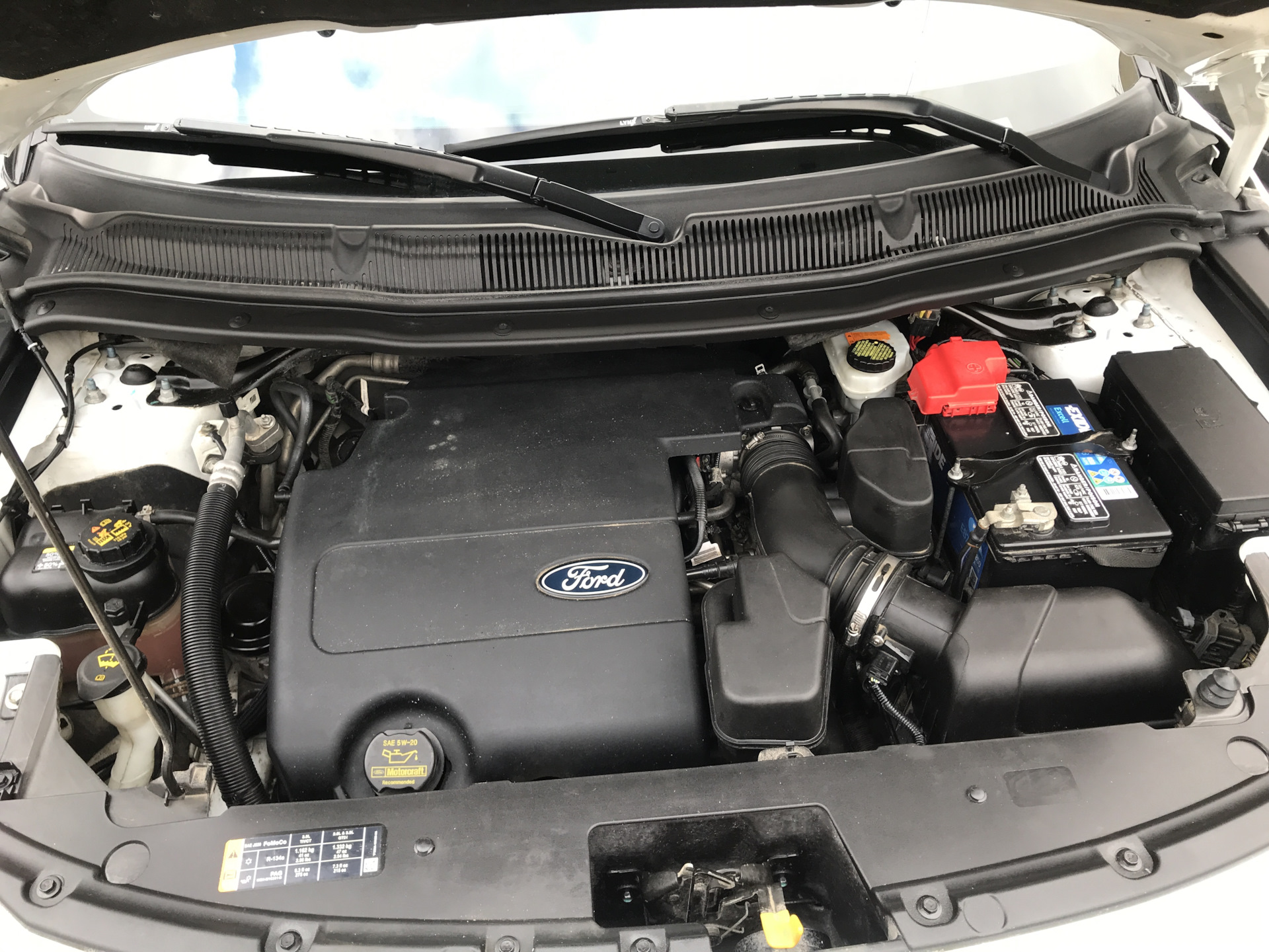 Замена воздушных фильтров и сухая мойка двигателя — Ford Explorer (5G ...