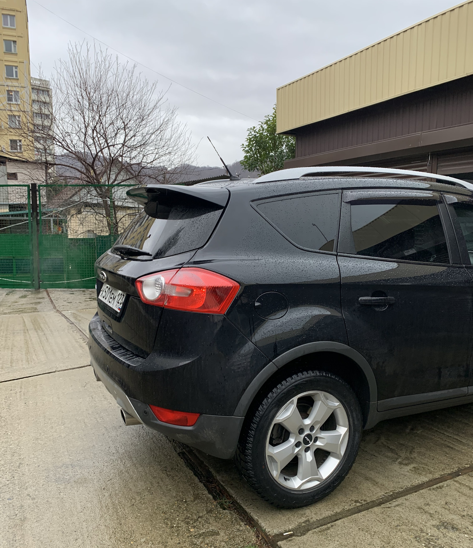 Спойлер багажника — Ford Kuga (1G), 2,5 л, 2012 года | тюнинг | DRIVE2