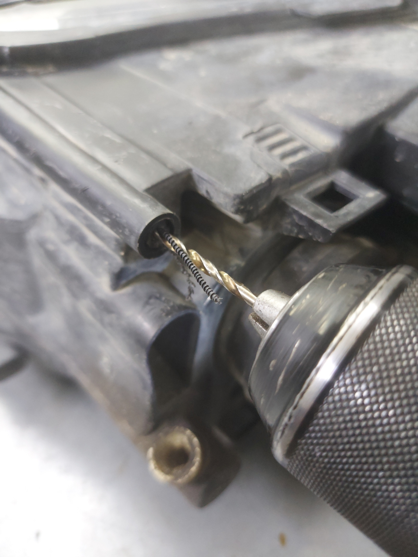 Шпилька крепления фары — Skoda Octavia A5 Mk2, 1,8 л, 2012 года ...