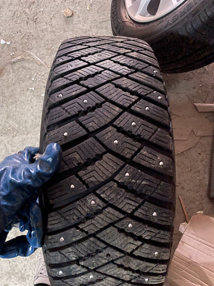 Шины зимние шипованные Goodyear 215/60 R16, литые диски TOYOTA 6,5Jx16 ...