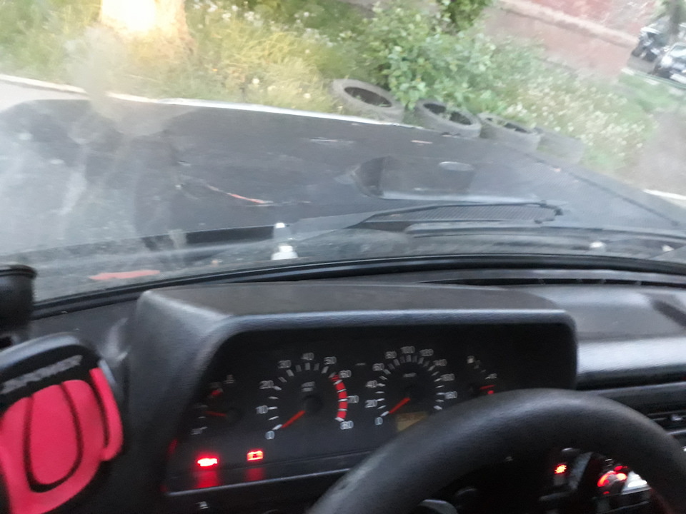 Датчик скорости на ниву 21213 при замене щитка на 2110. 6wAAAgGZxuA 960. Датчик скорости на ниву 21213 при замене щитка на 2110 фото. Датчик скорости на ниву 21213 при замене щитка на 2110-6wAAAgGZxuA 960. картинка Датчик скорости на ниву 21213 при замене щитка на 2110. картинка 6wAAAgGZxuA 960. Всем привет.Случилась у меня неприятность, а именно обломился трос спидометра. Мелочь, но месяц езды без спидометра меня подбешивало. В общем обломился. А все, что не ломается — к тюнингу. Заменить трос мне не очень хотелось, да и приборка порядком надоела. Решил заменить все это дело на десятошную с одним окном. Хотел от пятнашки. Но были от десятки. Разница не критична. Переживу. Короче. Куплено1. Приборка VDO от 21102. Датчик скорости 6-ти импульсный с метал. штырем (пр-во Калуга)3. Разьем для датчика скорости4. Провода цветные (есть в достатке разного цвета)Самое простое заменить приборки. Размер подобен. Проблем нет. Накладку на торпеду не купил. Пока старая.По подключению использовал этот мануал ВАЗwww.niva-faq.msk.ru/tehnika/elektro/panel/2110.htmВсе в принцыпе понятно. Единственное я поменял индикатор подсоса на приборке, вместо задних туманок, как сделал автор, на блокировку деффа. И разьем на датчик скорости я купил, а не весь жгут от зажигания.