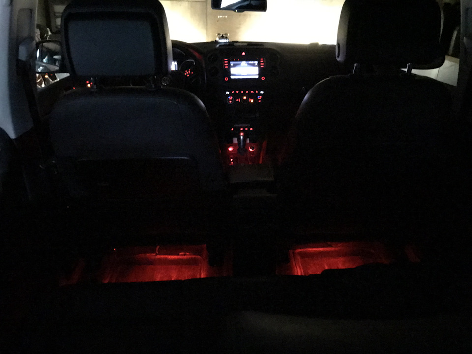 Подсветка пространства ног задних пассажиров — Volkswagen Tiguan (1G ...