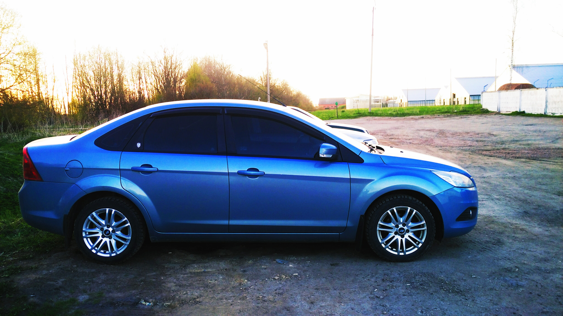 Синий Ford Focus 2 седан в пленке