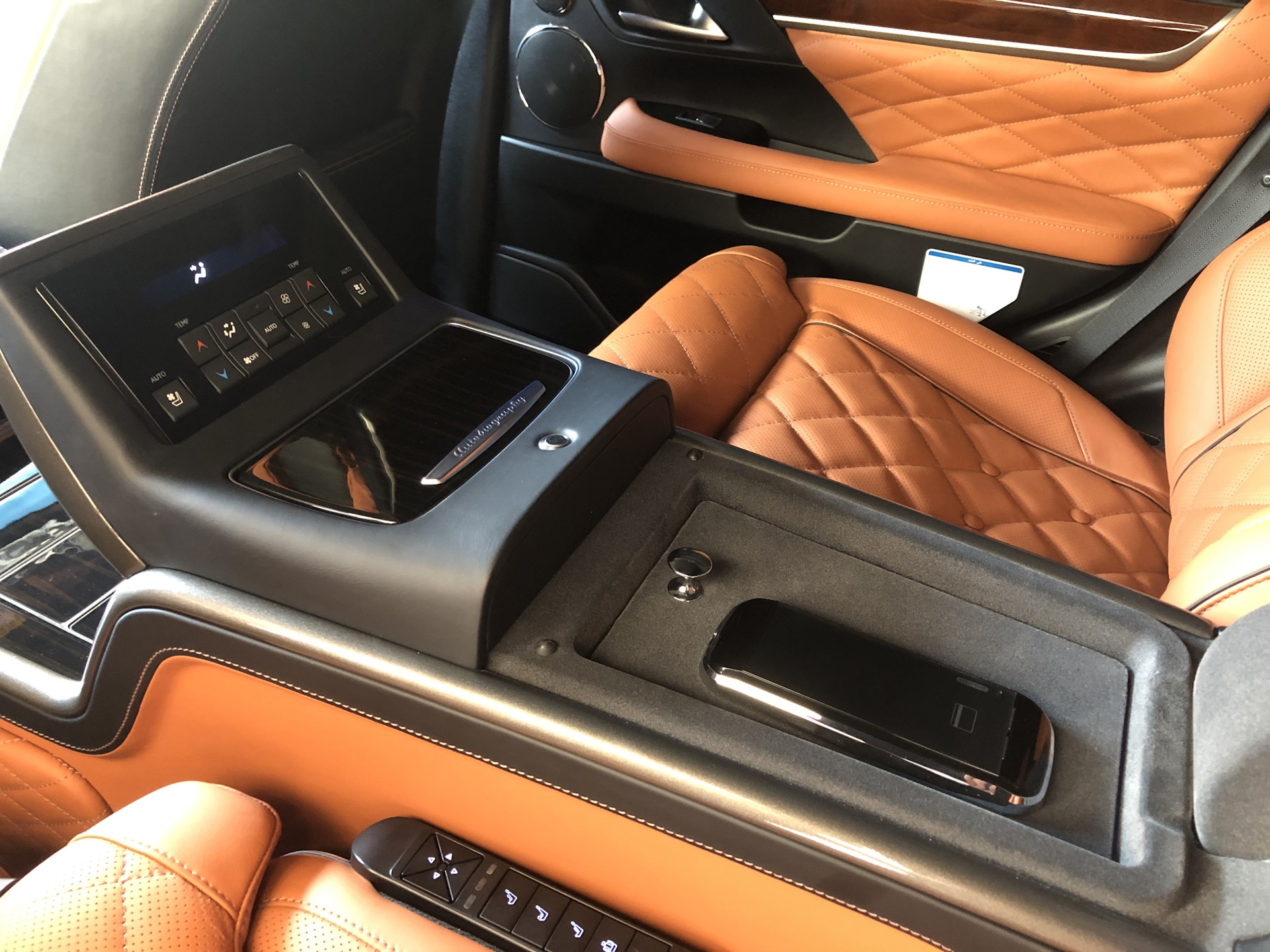 Новый Lexus LX570 MBS Autobiography с новым подлокотником и опцией сейфа. 
