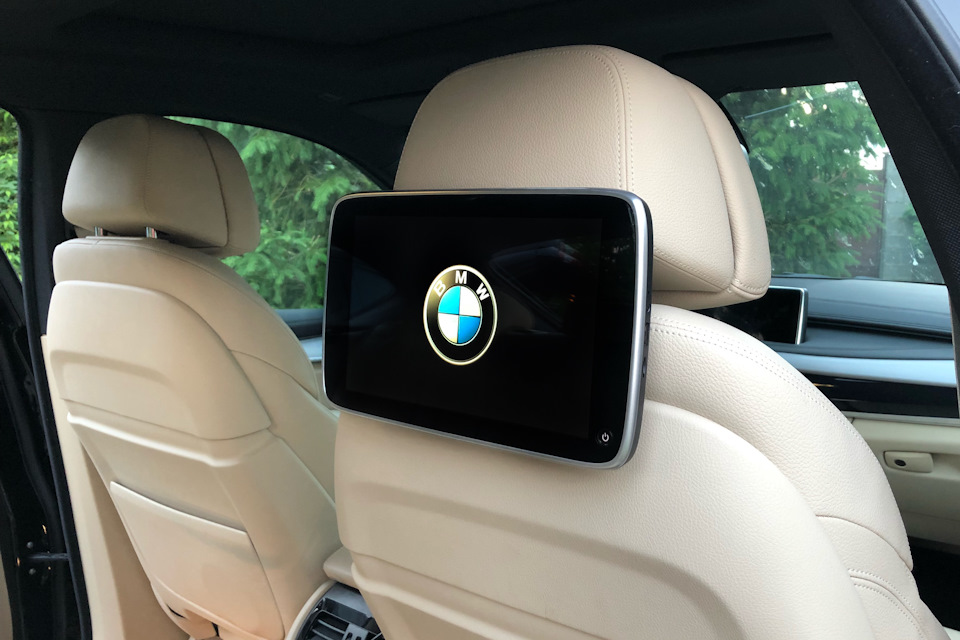Мониторы для задних пассажиров. Монитор для задних пассажиров BMW e39. Родные мониторы для задних пассажиров BMW. БМВ 7 телевизор.