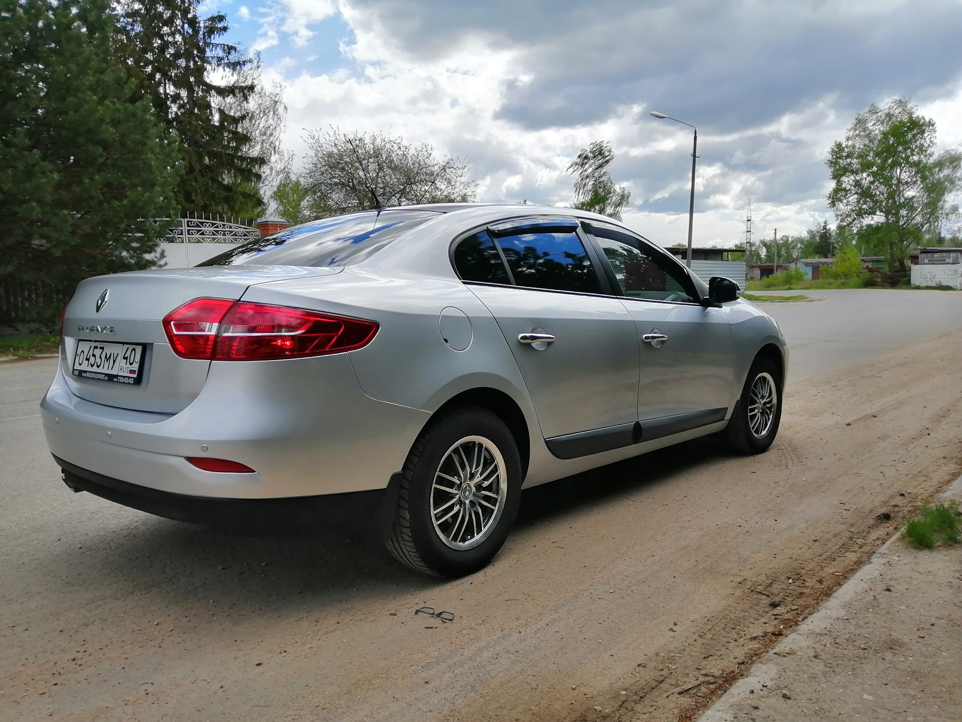 Флюенс 1.6. Renault Fluence 1.6 МТ, 2011,. Renault Fluence Silver. Renault Fluence 2011 колеса. N2o y615 Рено Флюенс.