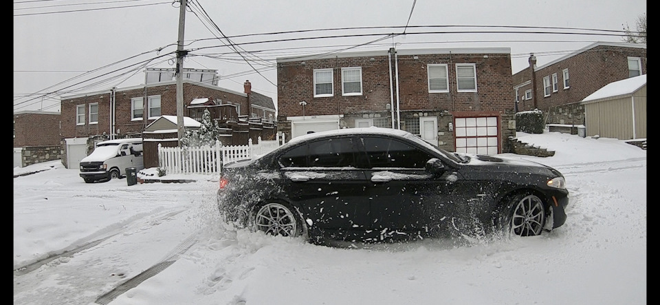 Тест драйв снег. БМВ зима во дворе. BMW во дворе зимой. BMW m5 2015 во дворе зимой. BMW черное в снегу 2021 покрыто снегом драйв.