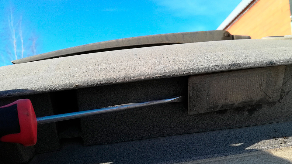 Замена лампочек в фонарях освещения номерного знака. Калина 1 — Lada ...