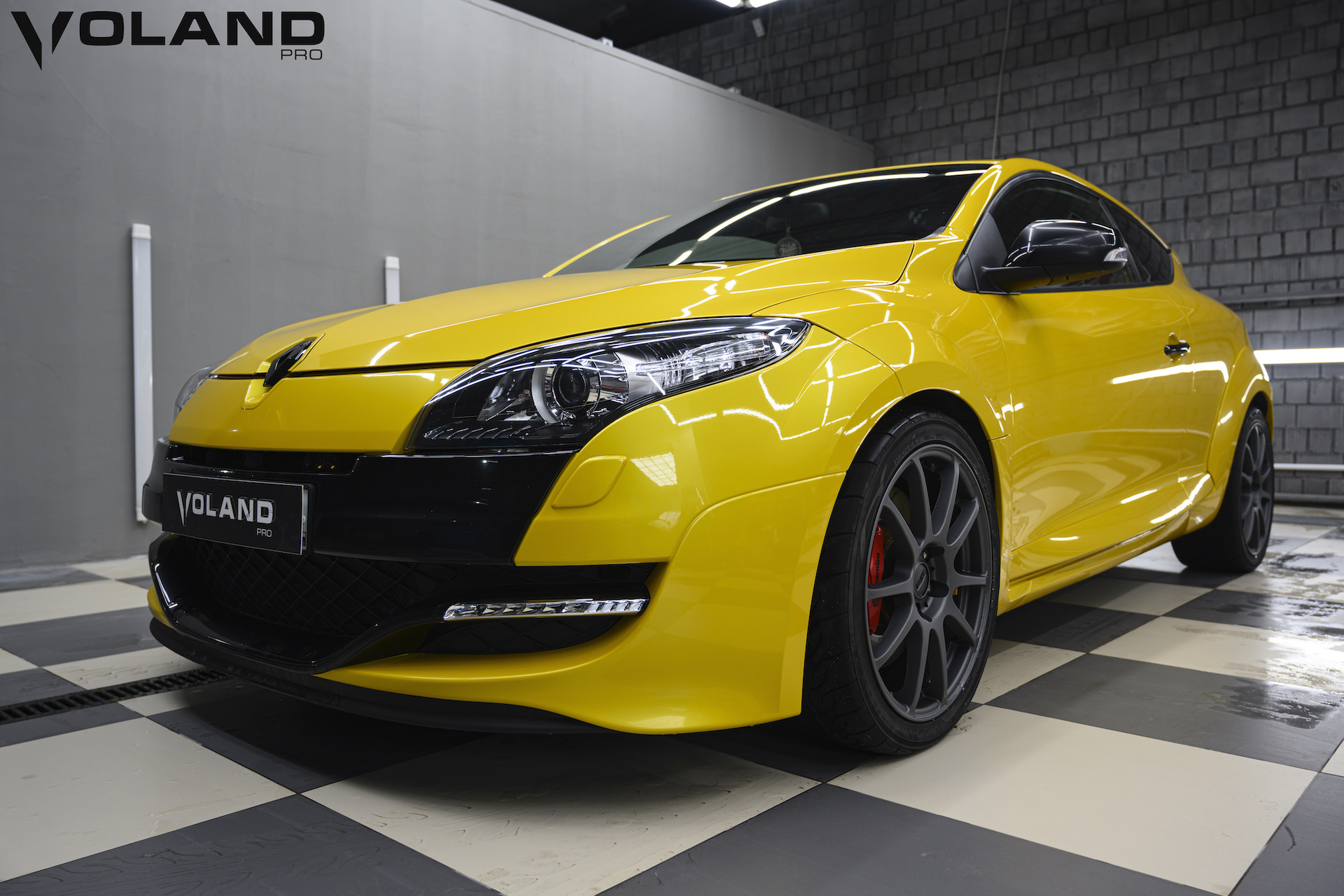 Желтое рено. Renault Megane RS Stage 3. Желтый Renault Sport Metallic. Voland Pro. Здание Рено желто черные цвета.