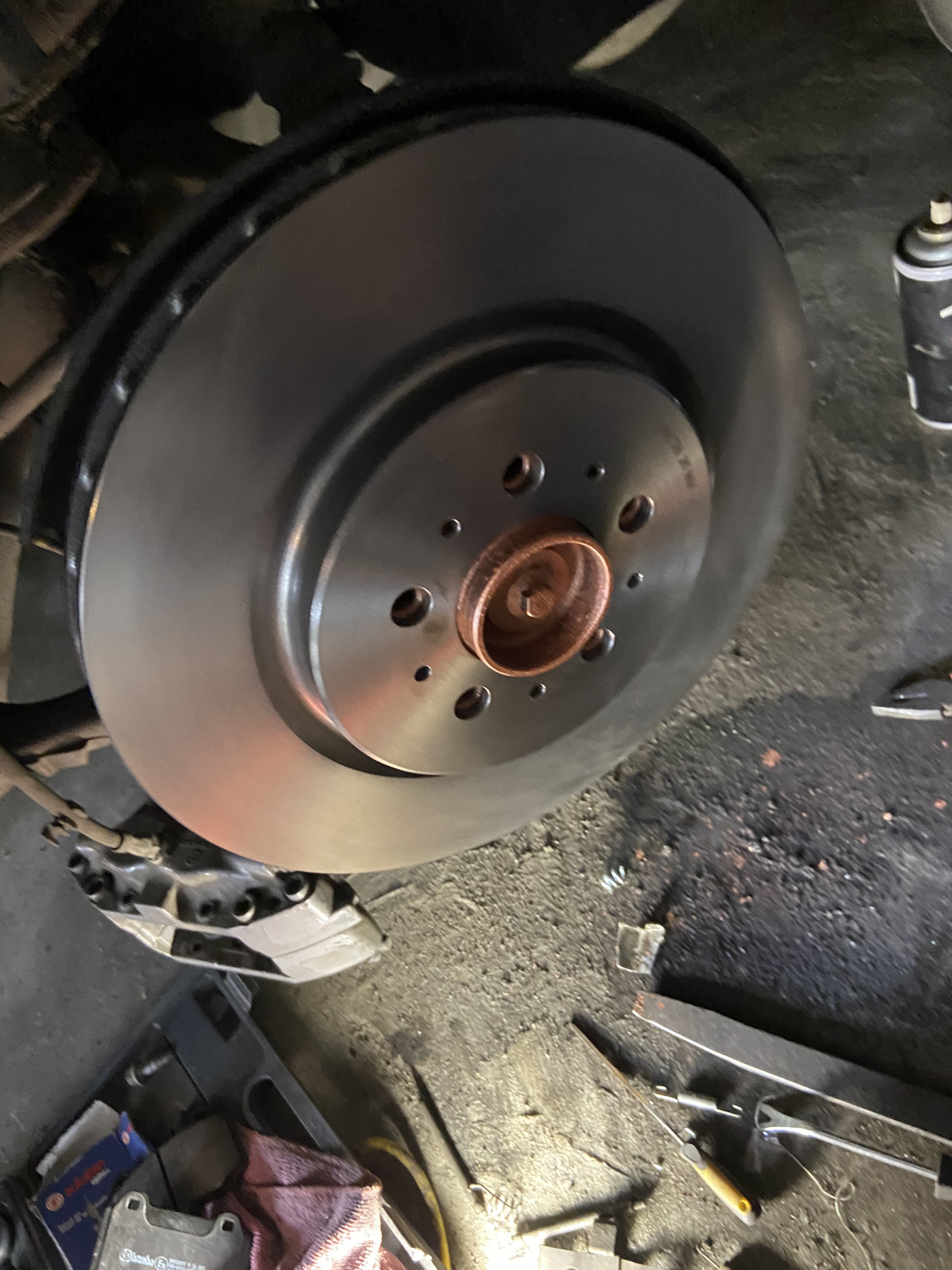 Скрип колодок при торможении. Тормоза авто. Заскрипели тормоза. Ford mondeo 4 скрип тормозов. Суппорт тормозных колодок.