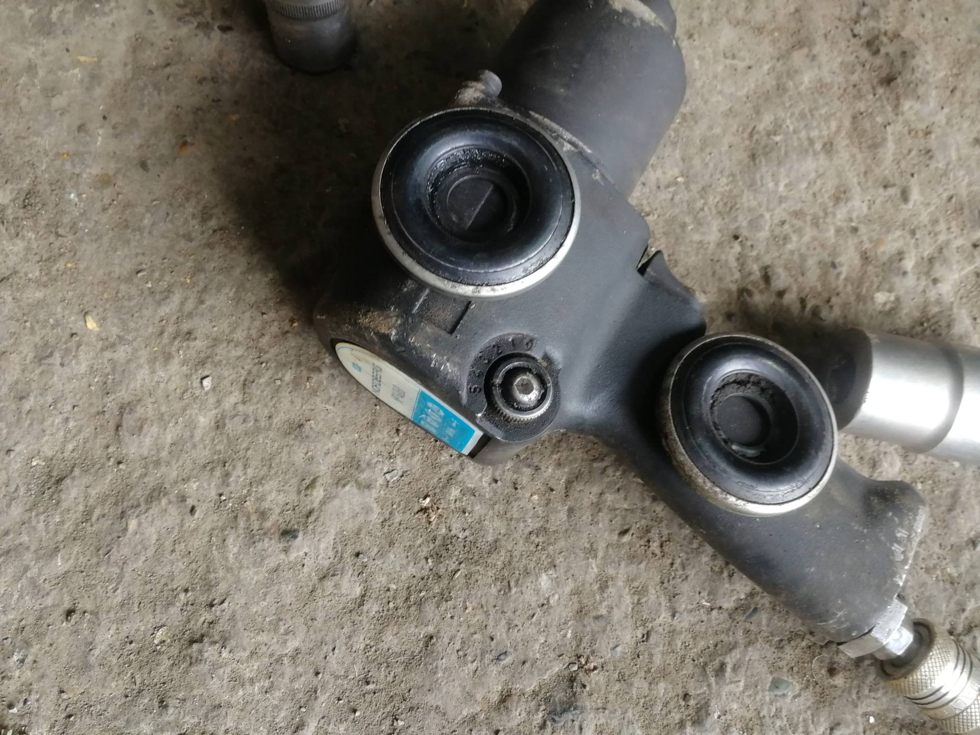 Замена пыльника амортизатора и опорного подшипника — Renault Logan (1G ...