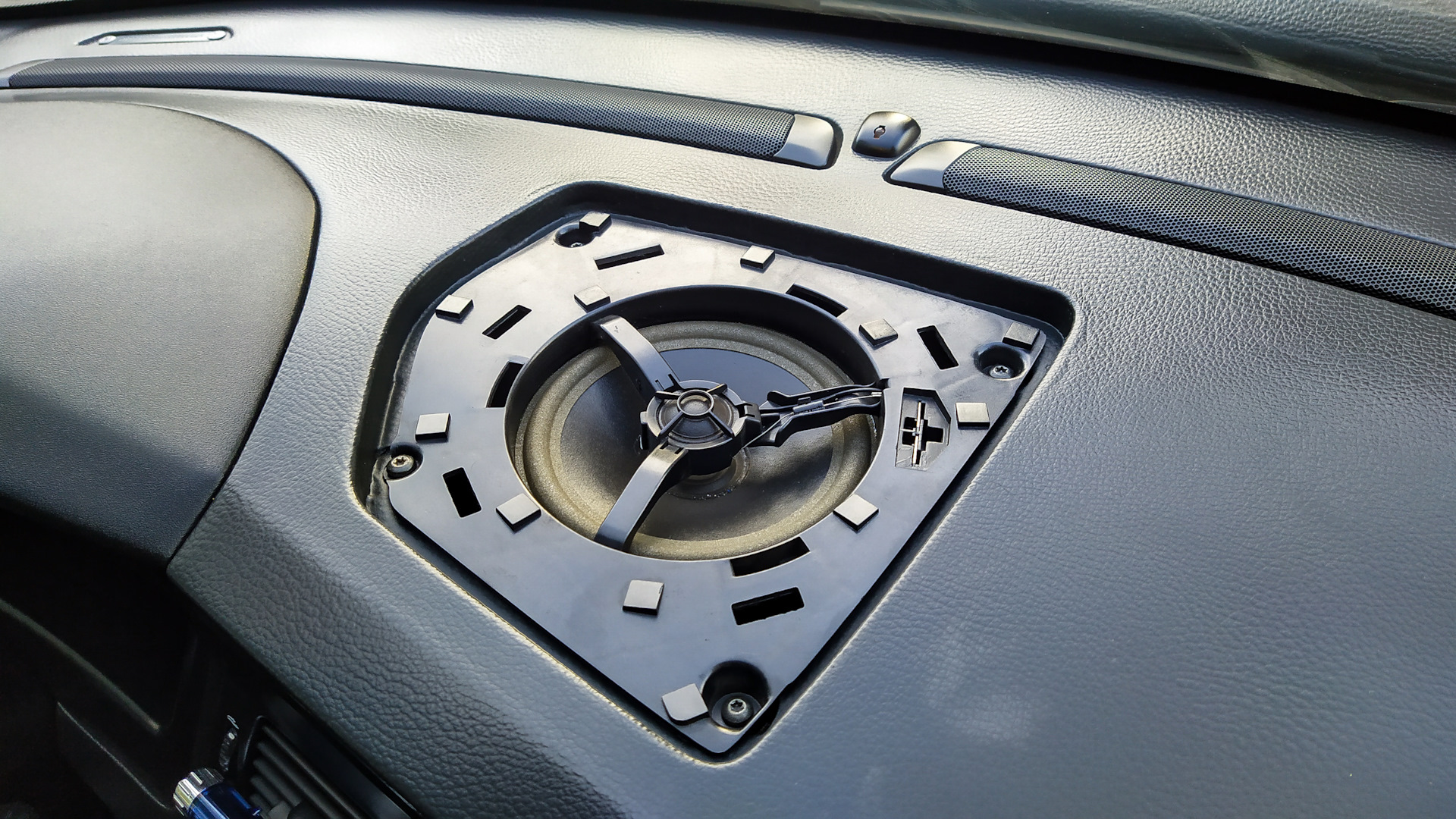 Центральный динамик — установка — Volvo S60 (1G), 2,5 л, 2004 года ...