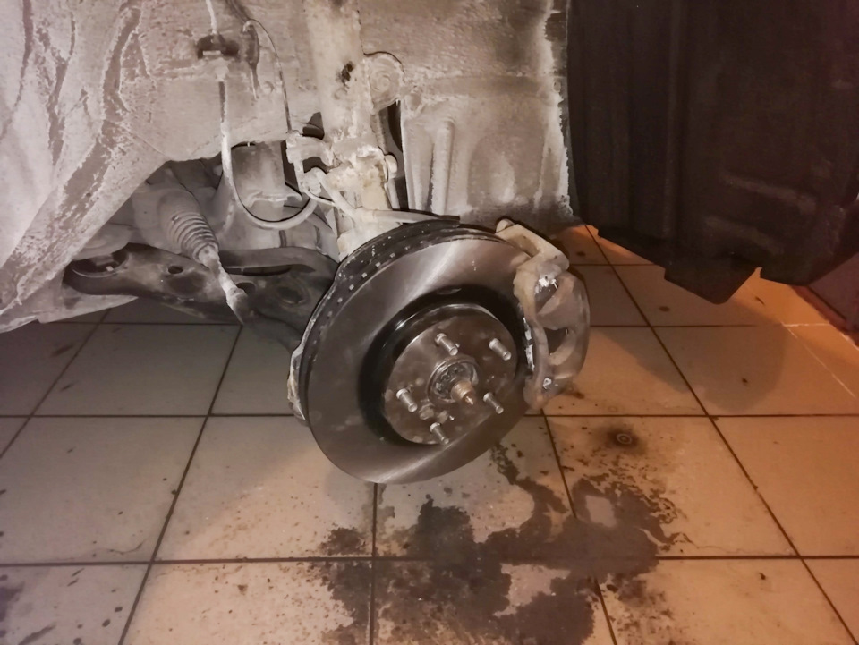 Zimmermann тормозные диски как отличить подделку. замена тормозного диска. Rav 4 2 задние тормозные диски. замена тормозных дисков рав 4. замена тормозного диска тойота таун айс.