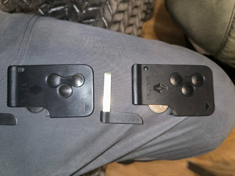 Ещё удивило, что батарейка в Китайском в отличии от оригинала — вверх тормашками стоит. Сначала подумал, что китайцы так попутали, поставил как в родном заводском, но нет, — так в итоге он не работает. — Renault Megane II