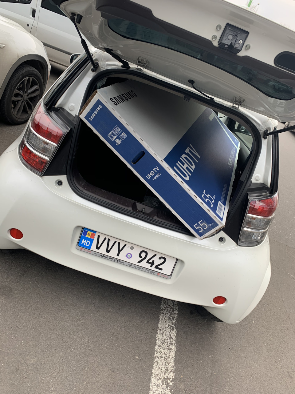 Для тех кто говорит что Машина очень маленькая)) — Toyota iQ, 1,4 л, 2009  года | прикол | DRIVE2