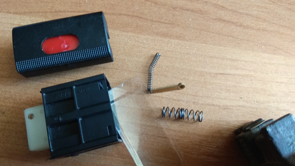 Замена лампочки в кнопке аварийки — Opel Vectra B, 2 л, 2001 года ...