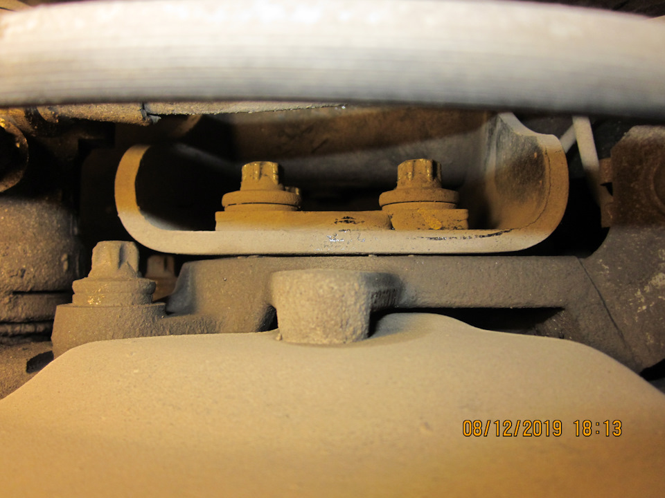 Вид сверху на болты крепления оси ступицы к балке — Lada Vesta SW (1G)