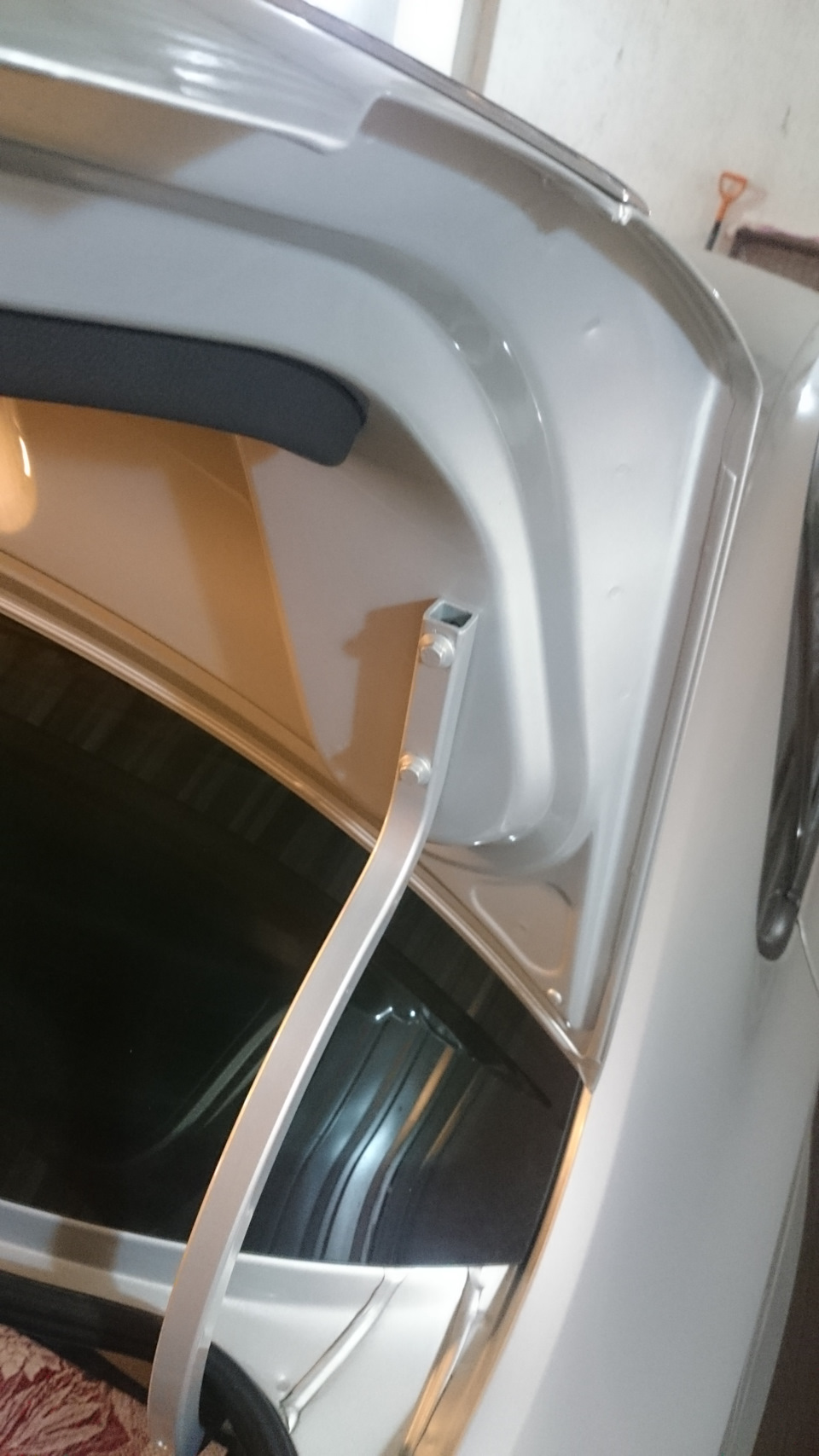 Правка вмятин_Заглушки в петли багажника — Volkswagen Polo Sedan, 1,6 л ...