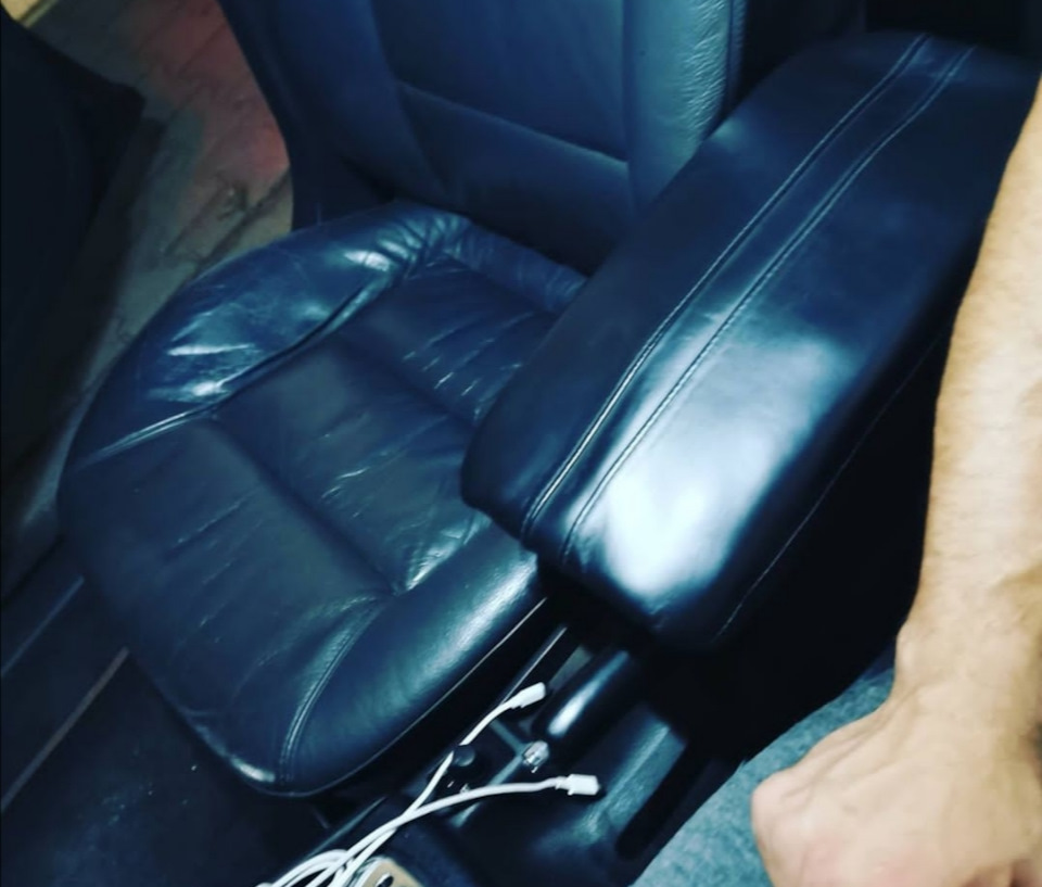 Заколхозил подлокотник от Ауди А8 в Ауди а6 с5. — DRIVE2