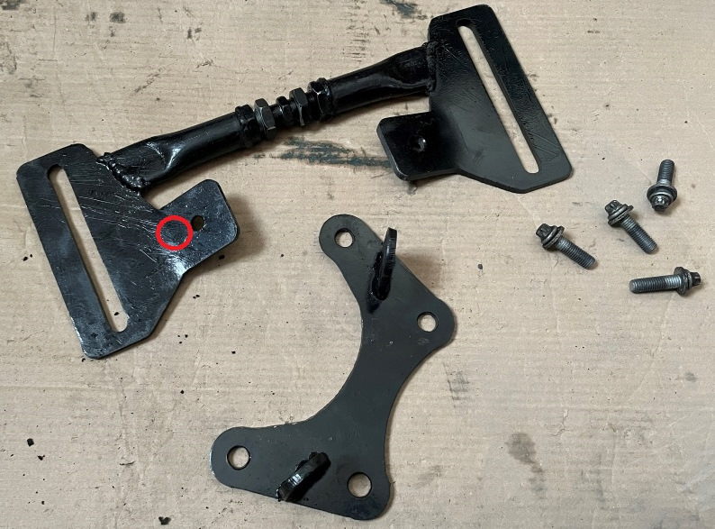 Траверса с кронштейном. Пожалуй, самая наболевшая запчасть, которая стоит не оправданных денег. Можно было изготовить самому, поленился. Заказал у ребят с TT Customs. Лучше бы я сам не изготовил, но и этой остался не доволен. Ниже расскажу суть погрешности. — Toyota Altezza