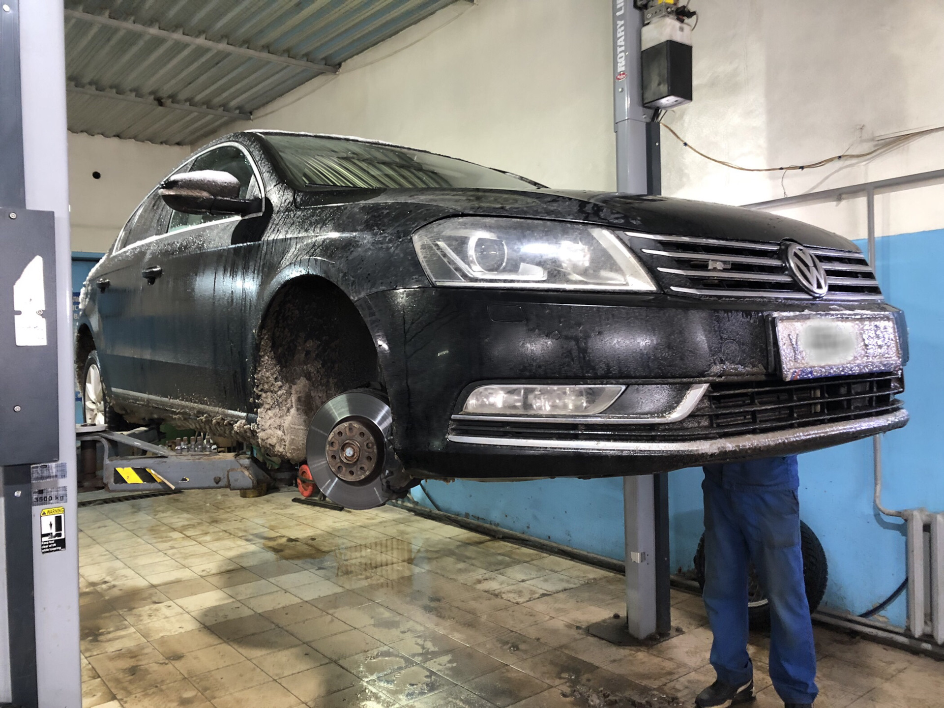#9 Замена передних колодок — Volkswagen Passat B7, 1,8 л, 2012 года ...