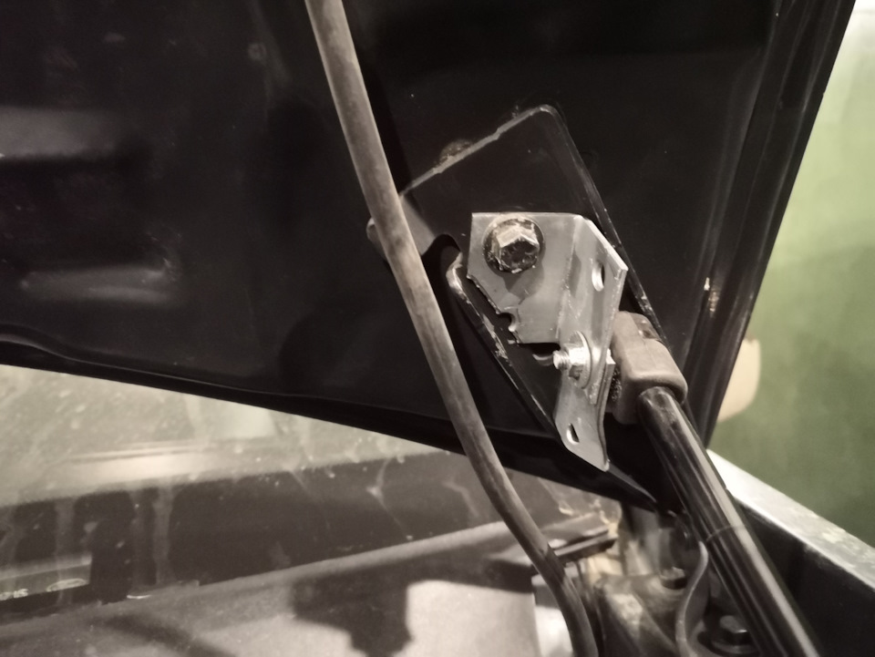 Установка газлифтов капота — Ford Fusion, 1,6 л, 2004 года | своими ...