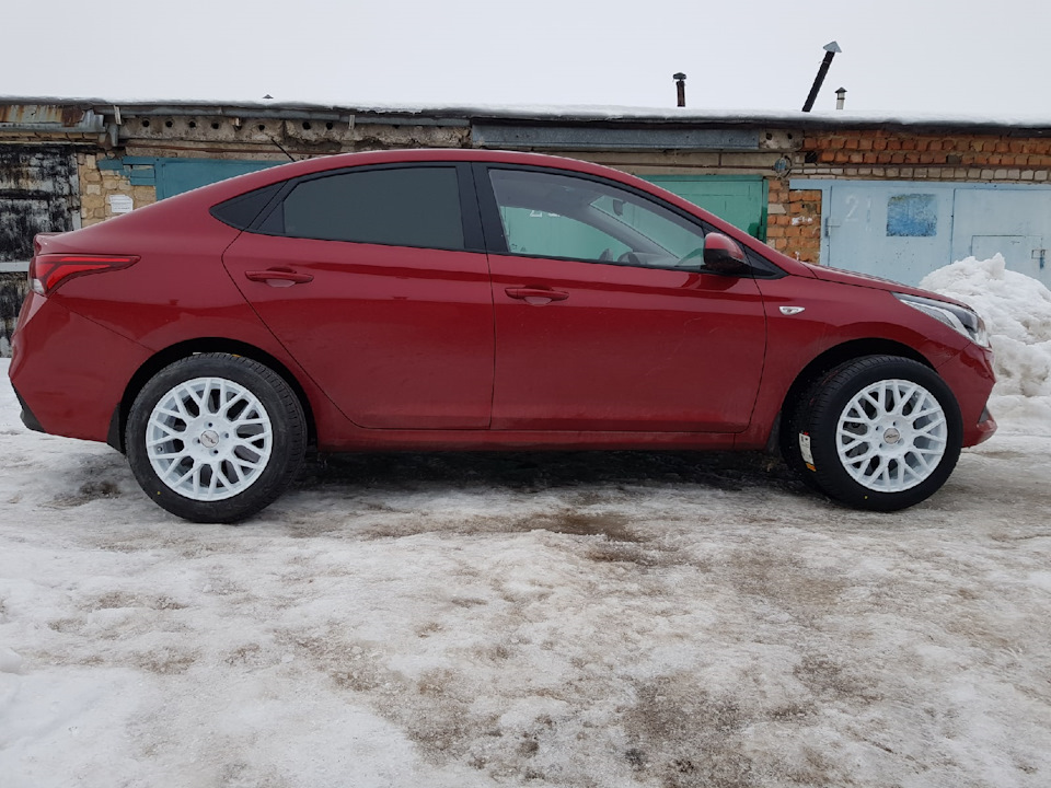 какую резину ставят на солярис с завода 2019. 7 AAAgBOjeA 960. какую резину ставят на солярис с завода 2019 фото. какую резину ставят на солярис с завода 2019-7 AAAgBOjeA 960. картинка какую резину ставят на солярис с завода 2019. картинка 7 AAAgBOjeA 960. Так как из салона я уехал на подаренной зимней резине, летнюю штатную резину опробовать я не успел, сразу отвез ее в гараж. Где то в начале февраля мне пришла в голову мысль посмотреть что же все таки за резина будет у меня летом. Еще до поездки в гараж решил почитать про штатки соликов в интернетах, вывод оказался таким: на солярисы и рио с салона ставились 2 резины, кумхо — сверх крутая резина, делающая машину на класс…нет, на целых 2 класса выше, и нексен, отбирающая возможность управлять машиной, особенно в дождь, делая невозможным общаться на ходу с пассажирами из за ее высокой шумности и передающая каждую кочку в пятую точку без малейшего смягчения. Помня свой прокаченный скилл удачи (классе в 7 выиграл будильник в школьной лотерее, главный приз между прочим!) еду в гараж с мыслями покупать ли отдельный комплект штампов для своих кумх, открываю дверь, бегу к дальней стене, а там…