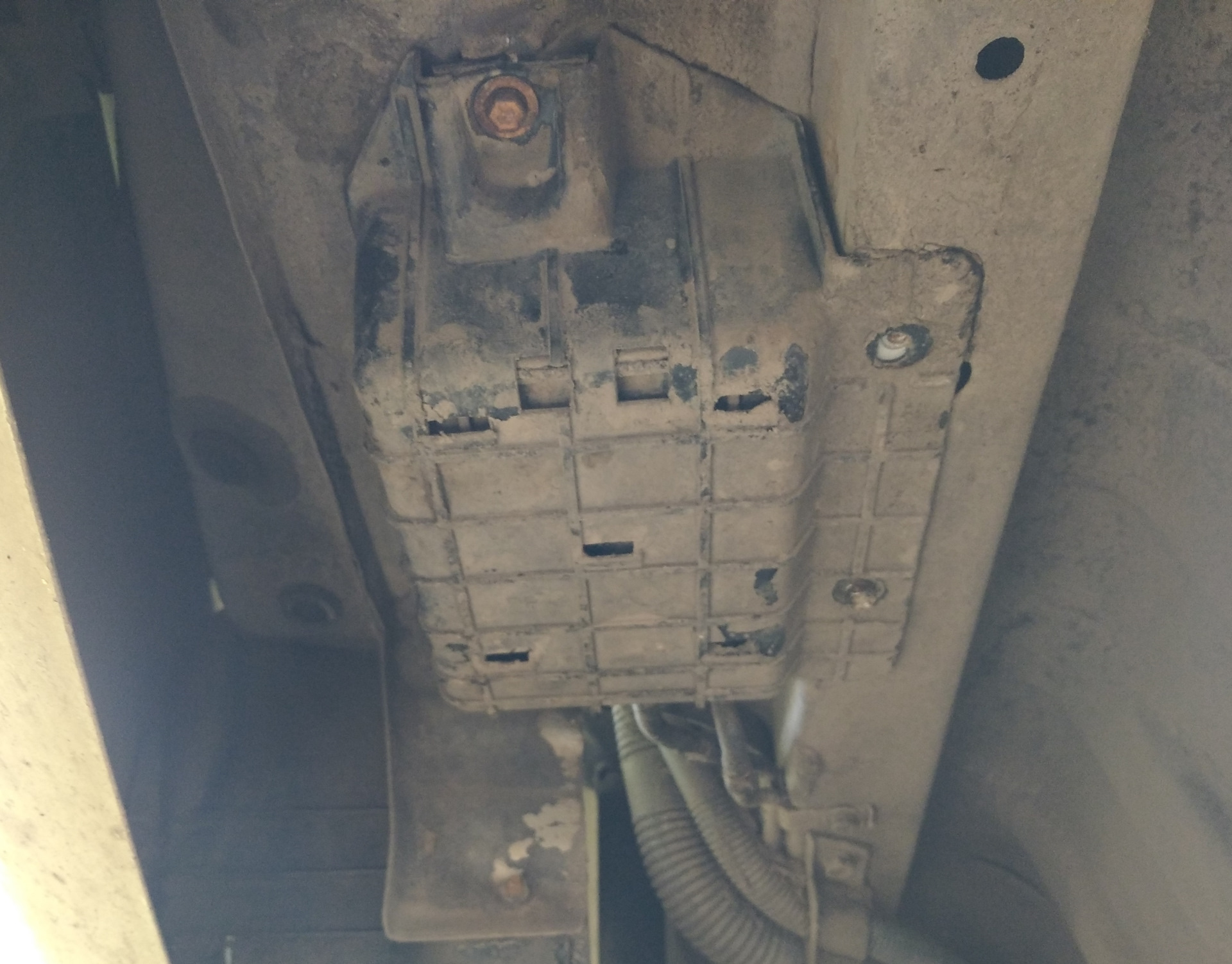 Opel zafira 2008 бак топливный. Топливный бак мазда 626 ge. Клапан адсорбера 202 мерседес. Вакуум в топливном баке камаз. Трубка вакуума в бензобаке.