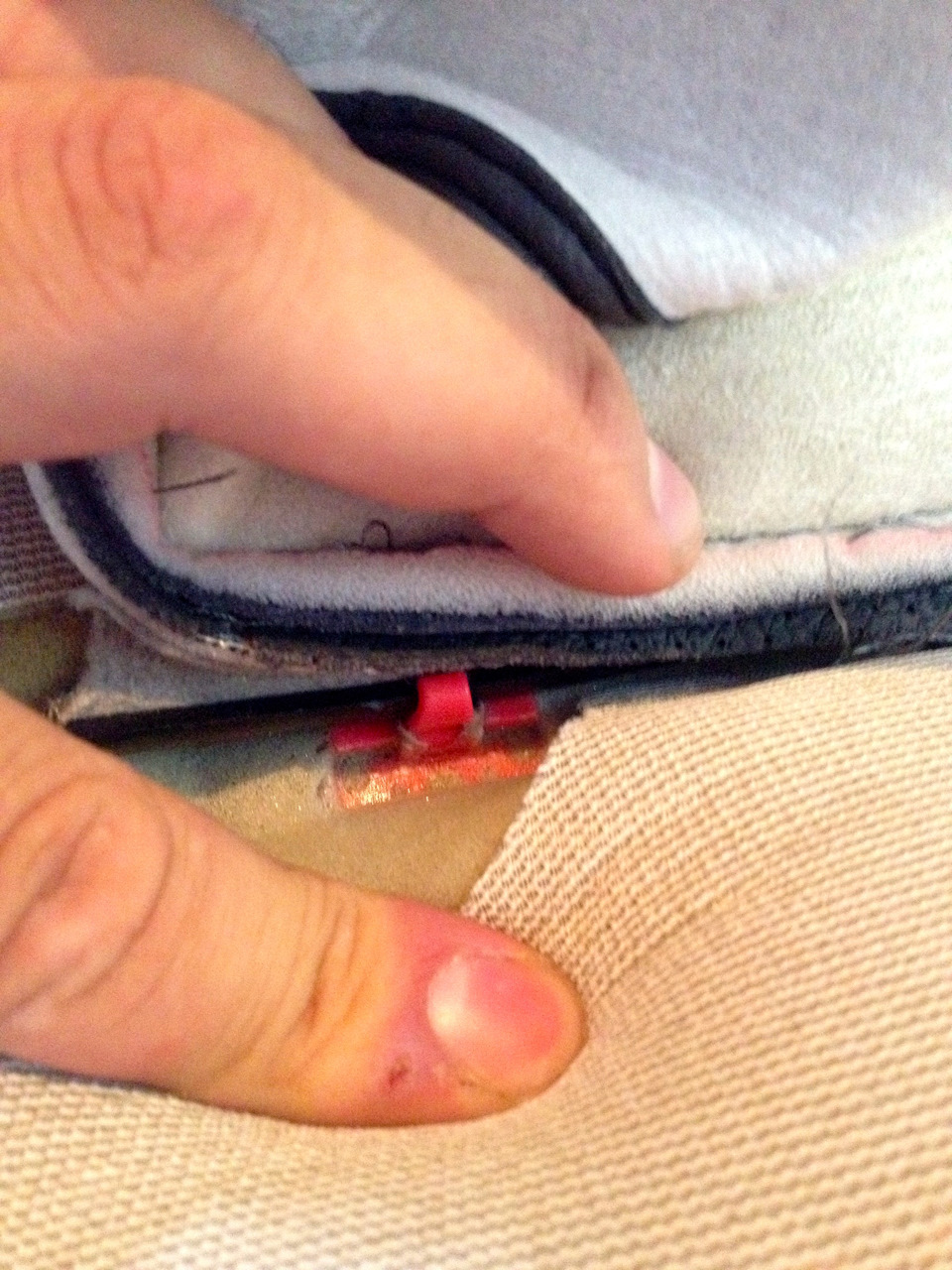 Сидушки и весь задний диван на таких защёлках, пальцы болели долго. — Volvo C30