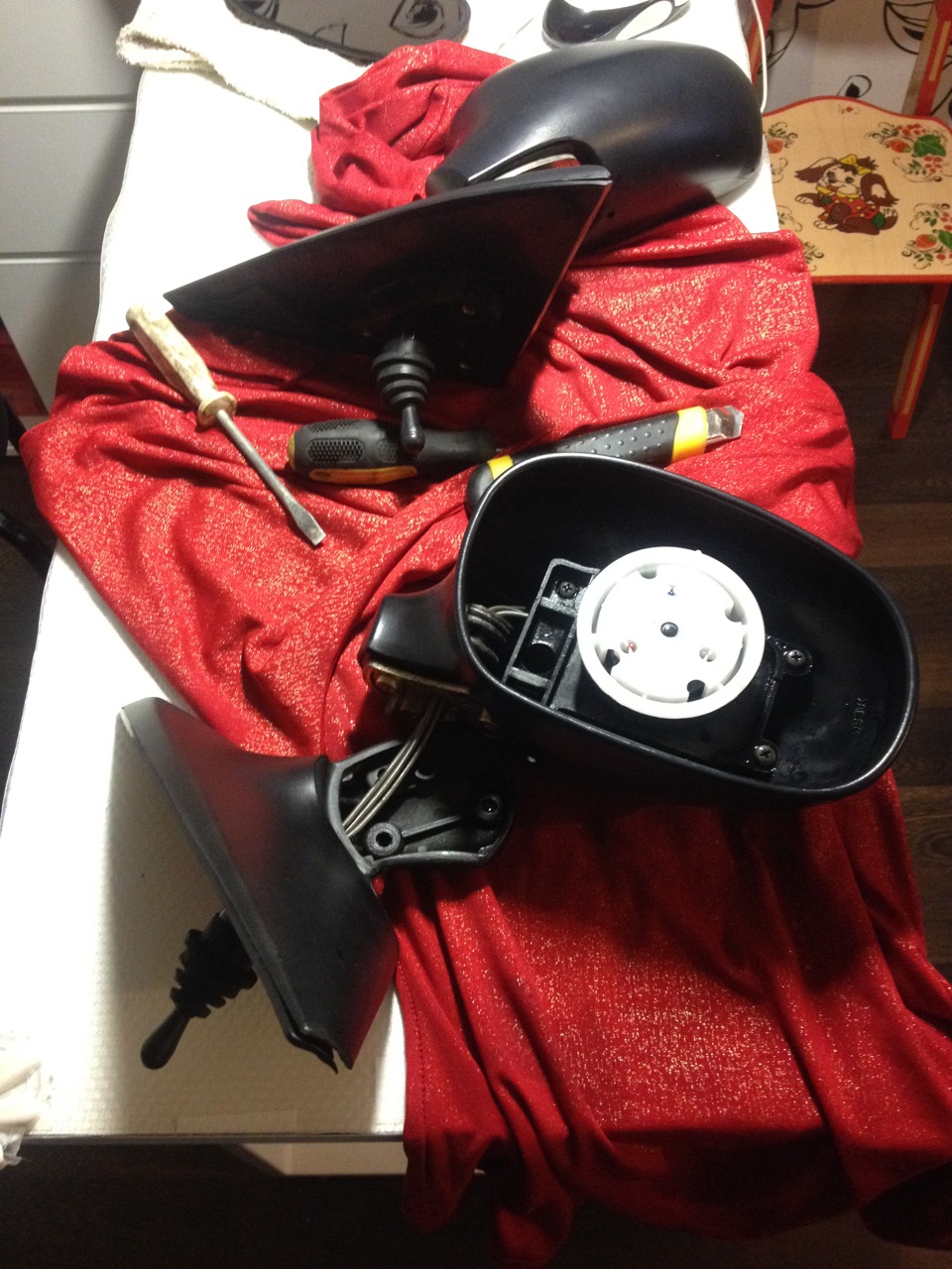 Как обклеить зеркала карбоном