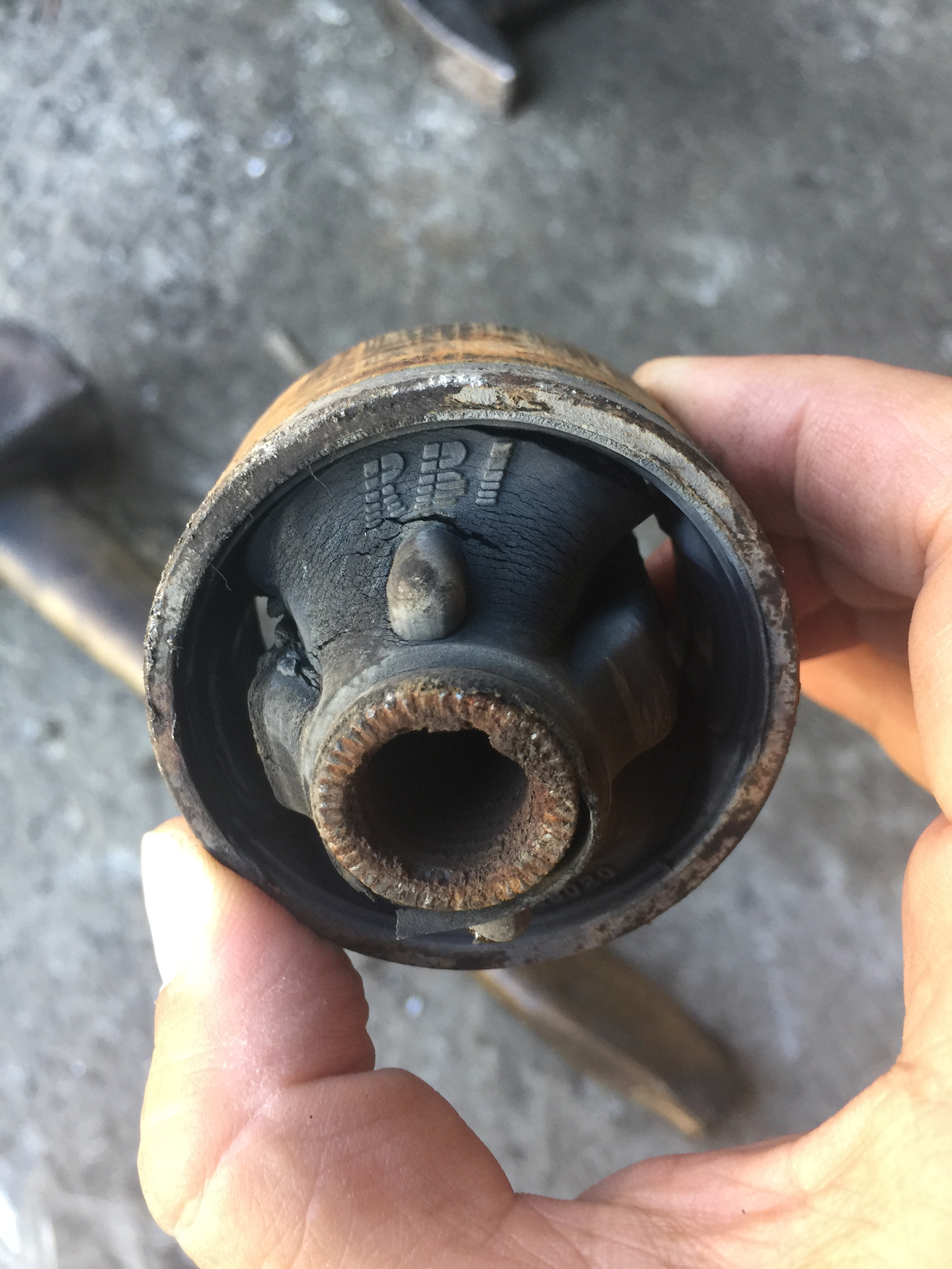 Сайлентблоки тойота рав 4. Сайлентблок задний переднего рычага рав 4. Тойота рав 4 2004 года плавающий сайлентблок. Рав 4 сайлентблоки переднего рычага замена. Сайлентблок тойота рав 4.