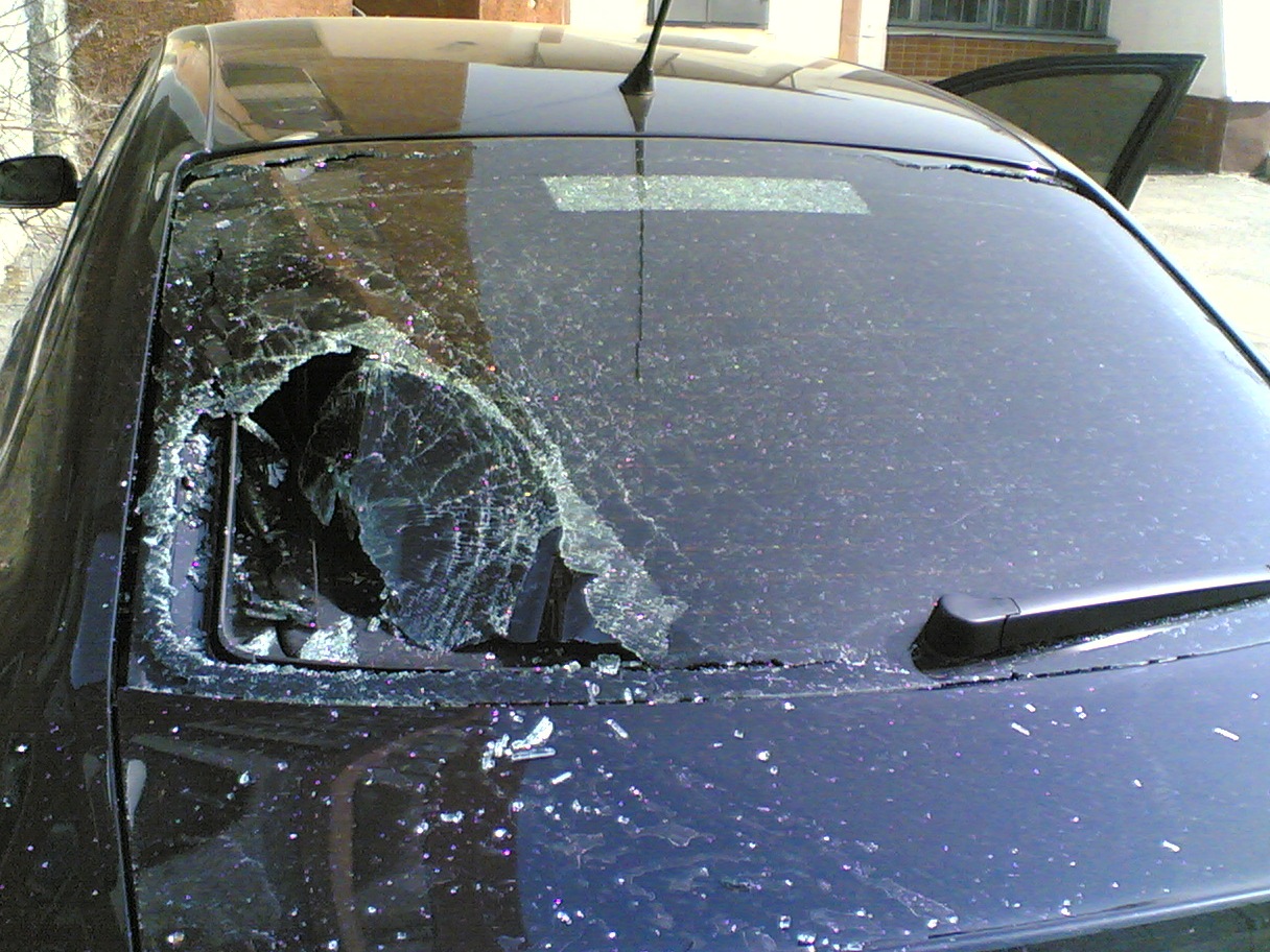 Разбитое лобовое стекло машины. Разбитое лобовое стекло. Разбитое стекло автомобиля. Разбитое автомобильное стекло. Разбить лобовое стекло.