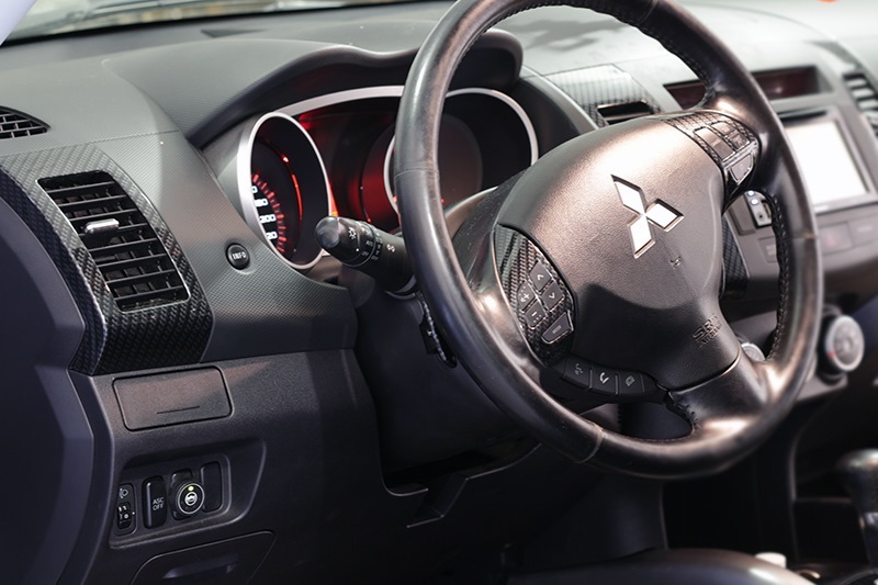 Mitsubishi outlander xl салон. Mitsubishi Outlander XL Torpedo. Торпедо Outlander XL. Mitsubishi Outlander XL руль. Руль Митсубиси Аутлендер XL.