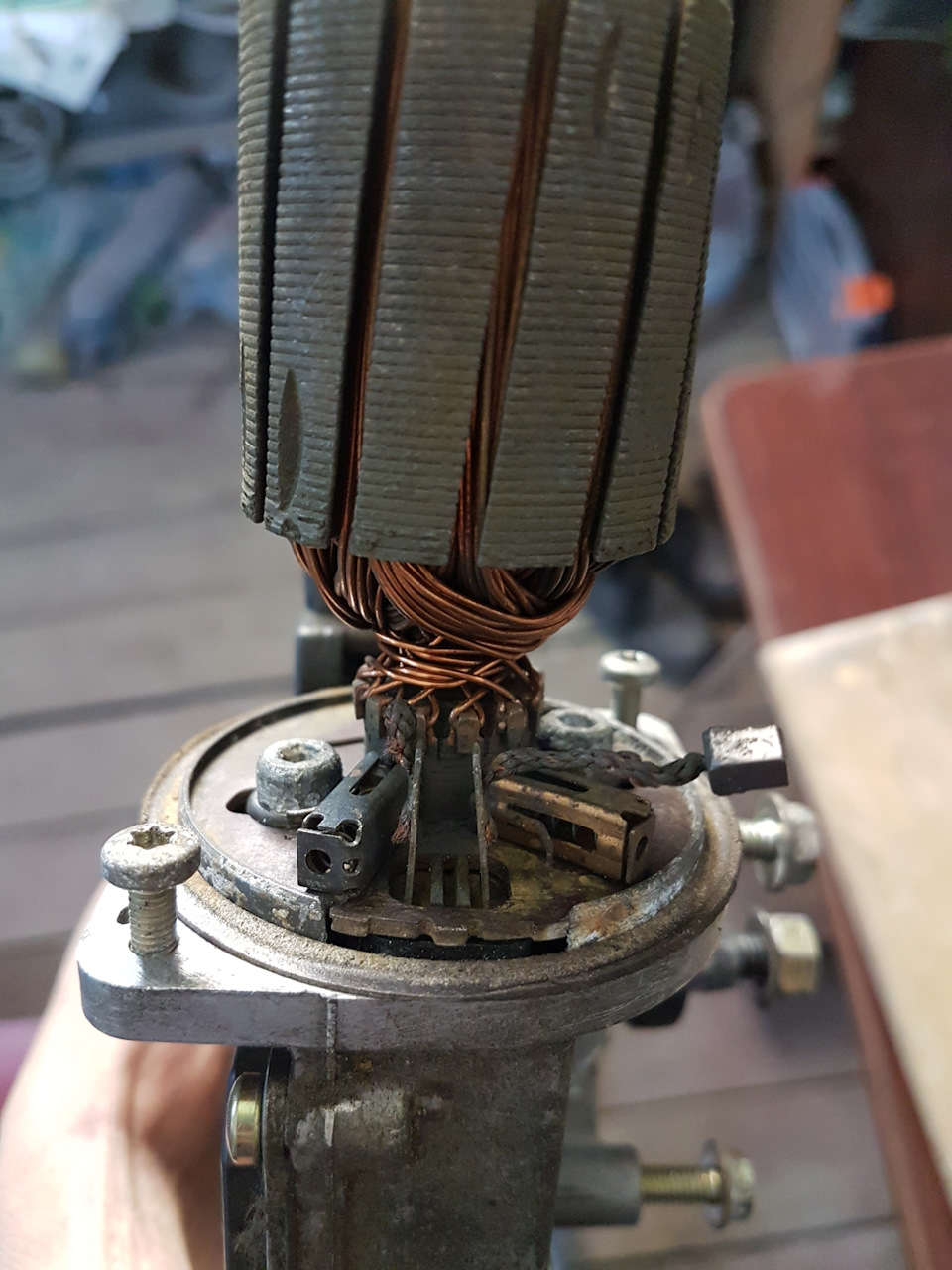 Замена щеток моторчика стеклоочистителя — BMW 5 series (E39), 2,5 л ...