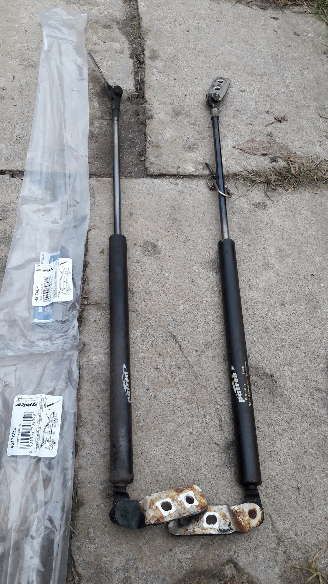 Амортизаторы крышки багажника. — Mazda 626 V (GF), 1,8 л, 1998 года ...