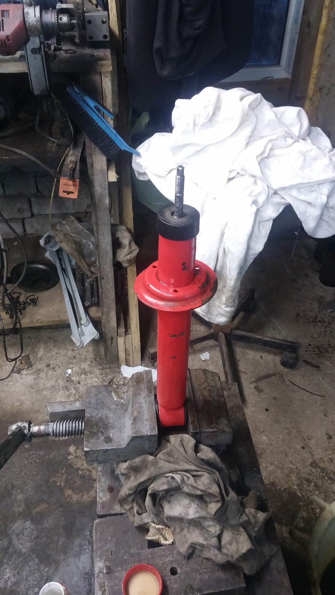 Прокачка стоек амортизаторов. Газовый амортизатор штоком вниз. Прокачка стоек в красноярске. Стойки задние renault logan 2. Прокачка стоек амортизаторов.