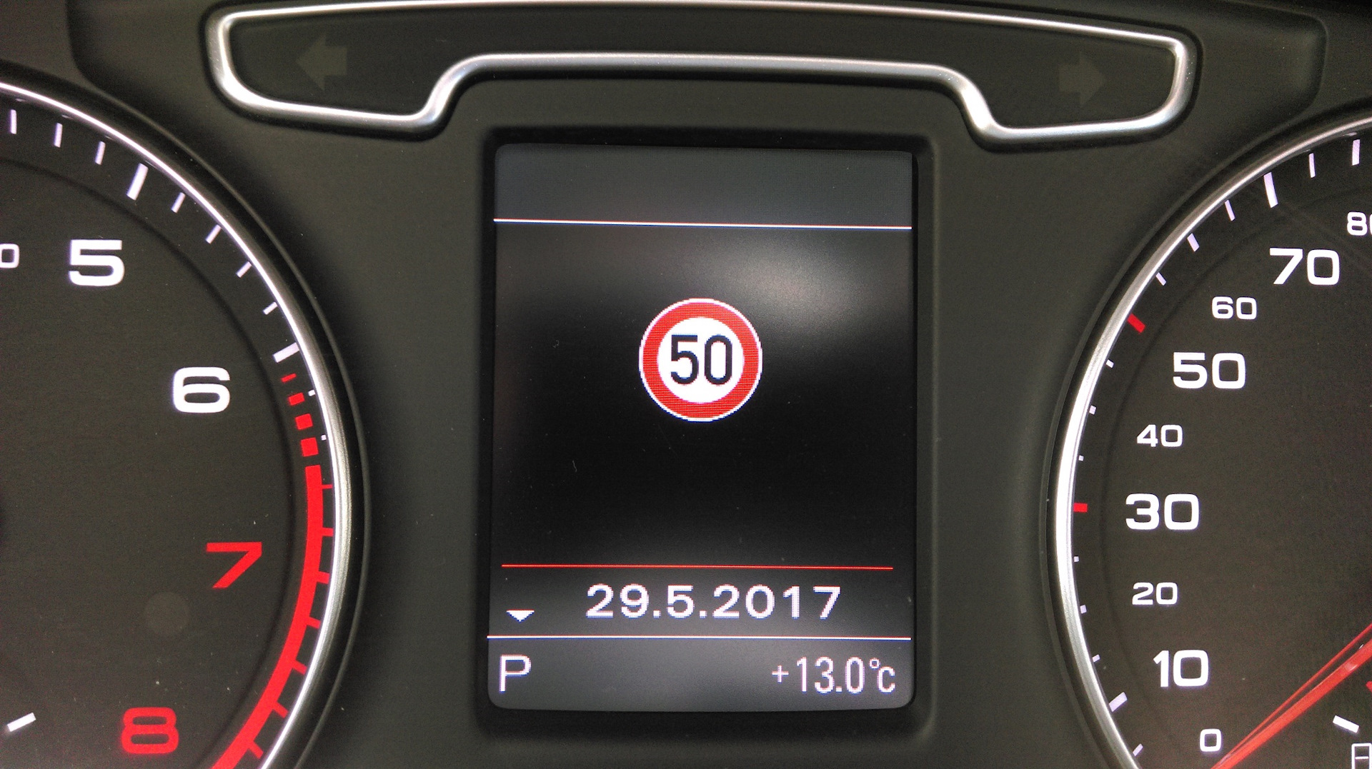 Ограничение скорости на телефоне. Audi q5 значок ограничения скорости. Система распознавания дорожных знаков Вольво хс60. Распознавание знаков на BMW e70. Распознавание знаков Туарег NF.