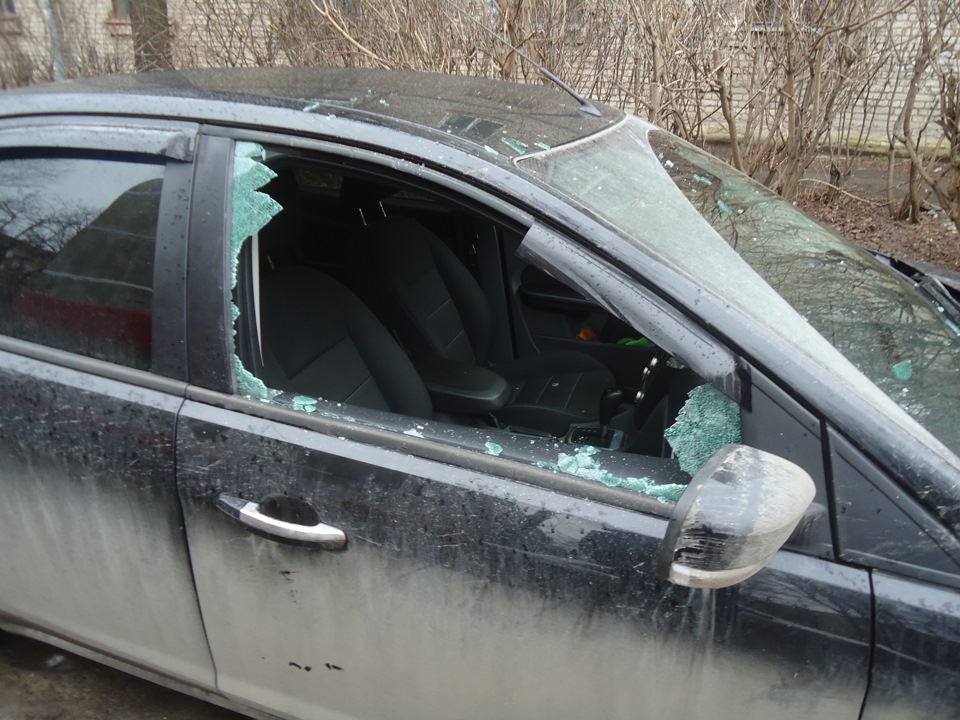Разбили машину камнем. Разбитое боковое стекло машины. Разбитие бокового стекла. Машина с разбитым боковым стеклом. Разбитое стекло на черной машине.