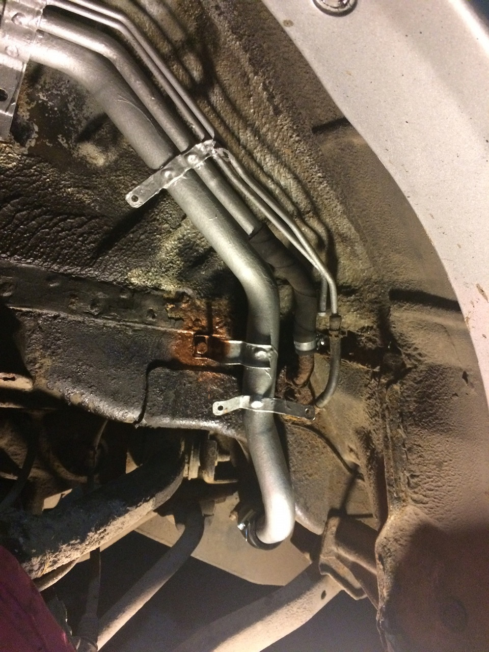 Новая горловина на месте. Однако обломал мелкие трубки, которые уходят за лонжерон. блин. теперь это место вообще придется переделывать. — Mitsubishi Pajero (3G)