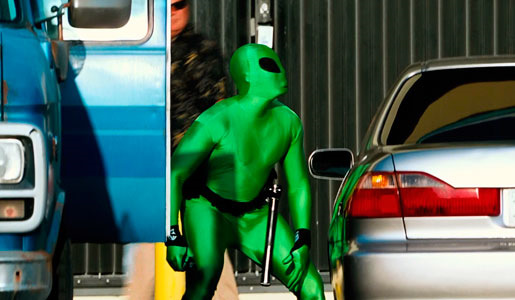 анаболики кровью и потом реальная история все фото. 706de5es 960. анаболики кровью и потом реальная история все фото фото. анаболики кровью и потом реальная история все фото-706de5es 960. картинка анаболики кровью и потом реальная история все фото. картинка 706de5es 960. Судья Алекс Феррер: «Если бы кто-то придумал такой сценарий, все бы сочли его невероятным. Это было похоже на неправдоподобный сюжет для телефильма, но это было на самом деле.»Фильм «Pain & Gain» основан на реальных событиях, которые действительно произошли в середине девяностых в Майами, штат Флорида. Однако фильм затронул лишь малую часть всей этой умопомрачительной истории, многие интересные моменты остались за кадром. И это был тот самый случай, который запал глубоко в душу всех, кто вел расследование — такую ужасающую жестокость проявили накачанные преступники.Летом 1992 года спортивный клуб Sun Gym в Майами выглядел процветающим предприятием. Согласно записям, в нем регулярно тренировались более пятисот человек, но на самом деле все было не так радужно: один за другим клиенты утекали в новый спорткомплекс Gold's Gym, недавно открытый в Майами Лейкс. Неудивительно: если в Sun Gym существовал культ грубой силы и нацеленности на результат, Gold's Gym представлял собой по большей части место для приятной тусовки, что, конечно же, больше пришлось по душе людям, не ставящим перед собою цель завоевать титул Мистер Олимпия (а таких в спортзалах 99 процентов).Спортзалом Sun Gym владел 57-летний Джон Миз, который в молодости был профессиональным культуристом, и даже занял первое место на чемпионате Великобритании в 1962 году. С тех пор утекло немало воды, и Миз, получивший статус бухгалтера и нотариуса, уже не был похож на гору мускулов. Но страсть к бодибилдингу не покидала его, и в январе 1987-го на прибыль от своей бухгалтерской фирмы Джон открыл «спортзал мечты», надеясь, что он станет со временем настоящей Меккой для всех бодибилдеров Флориды. С тех пор Миз регулярно организовывал местные соревнования культуристов, и все спортсмены, приезжавшие на конкурсы в Майами, тренировались в Sun Gym. анаболики кровью и потом реальная история все фото. 706de5es 960. анаболики кровью и потом реальная история все фото фото. анаболики кровью и потом реальная история все фото-706de5es 960. картинка анаболики кровью и потом реальная история все фото. картинка 706de5es 960. Судья Алекс Феррер: «Если бы кто-то придумал такой сценарий, все бы сочли его невероятным. Это было похоже на неправдоподобный сюжет для телефильма, но это было на самом деле.»Фильм «Pain & Gain» основан на реальных событиях, которые действительно произошли в середине девяностых в Майами, штат Флорида. Однако фильм затронул лишь малую часть всей этой умопомрачительной истории, многие интересные моменты остались за кадром. И это был тот самый случай, который запал глубоко в душу всех, кто вел расследование — такую ужасающую жестокость проявили накачанные преступники.Летом 1992 года спортивный клуб Sun Gym в Майами выглядел процветающим предприятием. Согласно записям, в нем регулярно тренировались более пятисот человек, но на самом деле все было не так радужно: один за другим клиенты утекали в новый спорткомплекс Gold's Gym, недавно открытый в Майами Лейкс. Неудивительно: если в Sun Gym существовал культ грубой силы и нацеленности на результат, Gold's Gym представлял собой по большей части место для приятной тусовки, что, конечно же, больше пришлось по душе людям, не ставящим перед собою цель завоевать титул Мистер Олимпия (а таких в спортзалах 99 процентов).Спортзалом Sun Gym владел 57-летний Джон Миз, который в молодости был профессиональным культуристом, и даже занял первое место на чемпионате Великобритании в 1962 году. С тех пор утекло немало воды, и Миз, получивший статус бухгалтера и нотариуса, уже не был похож на гору мускулов. Но страсть к бодибилдингу не покидала его, и в январе 1987-го на прибыль от своей бухгалтерской фирмы Джон открыл «спортзал мечты», надеясь, что он станет со временем настоящей Меккой для всех бодибилдеров Флориды. С тех пор Миз регулярно организовывал местные соревнования культуристов, и все спортсмены, приезжавшие на конкурсы в Майами, тренировались в Sun Gym.