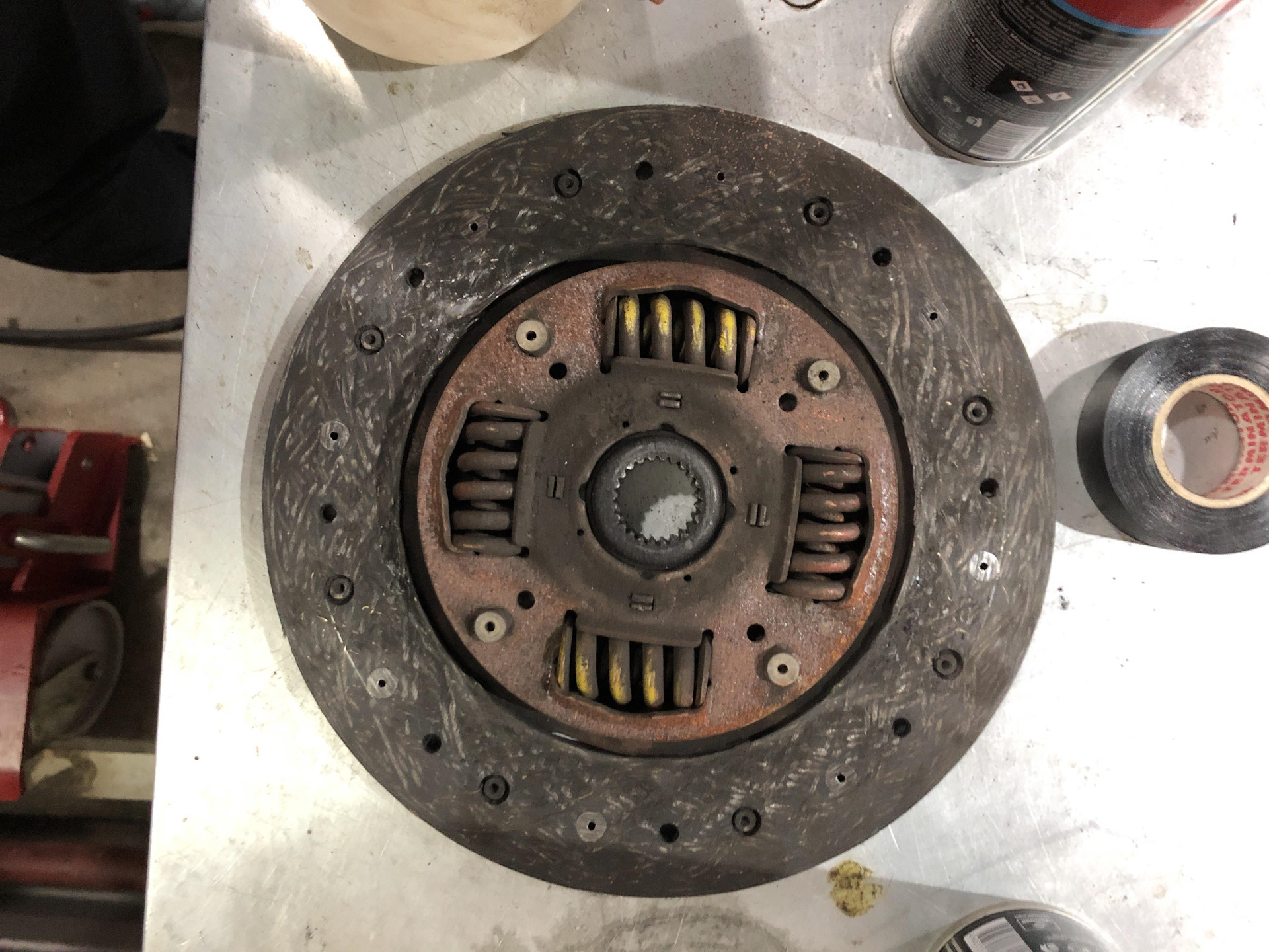 машина без педали сцепления. как тормозить на механике. тронуться с места на механике. можно ли ездить без сцепления. как переключать передачи без сцепления.