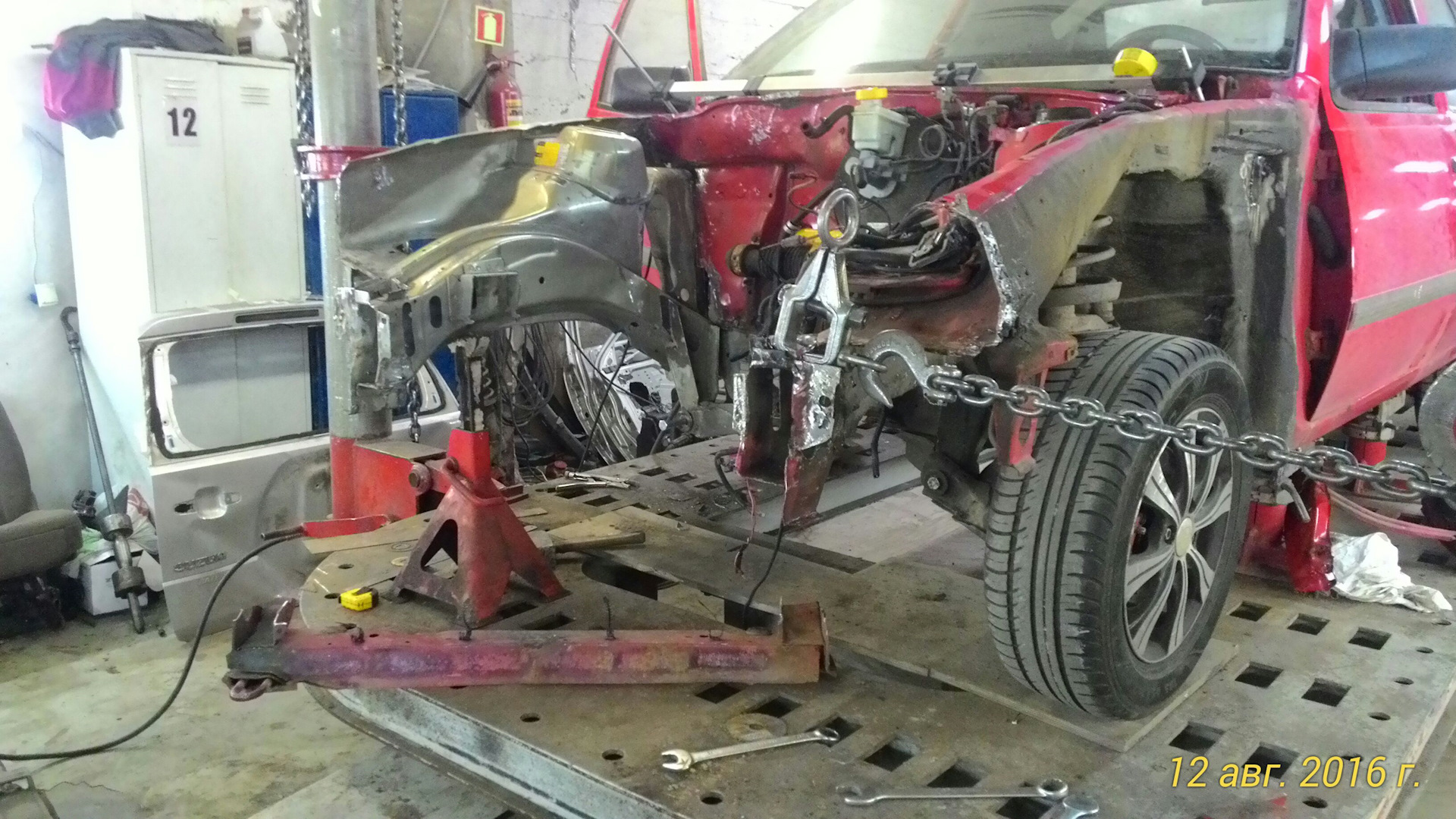 помятый задний лонжерон приора. тойота марк 2 90 после дтп. лонжерон после дтп. ланжерон. лонжерон после дтп.