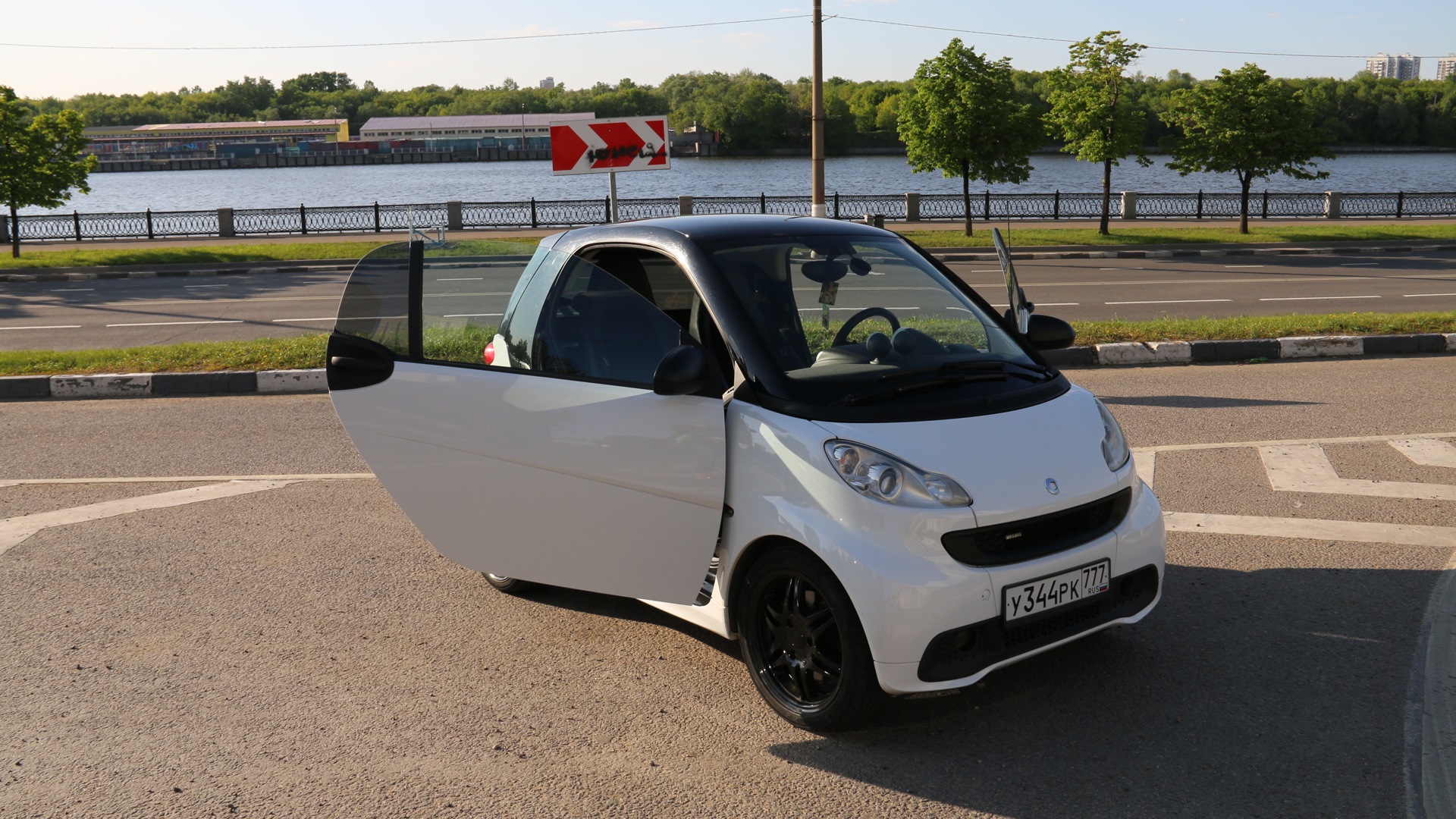 Автомобиль смарт бу. Smart Fortwo II 2008. Smart Fortwo 2 Brabus. Smart Fortwo Coupe Brabus 2008. Смарт белый машина.